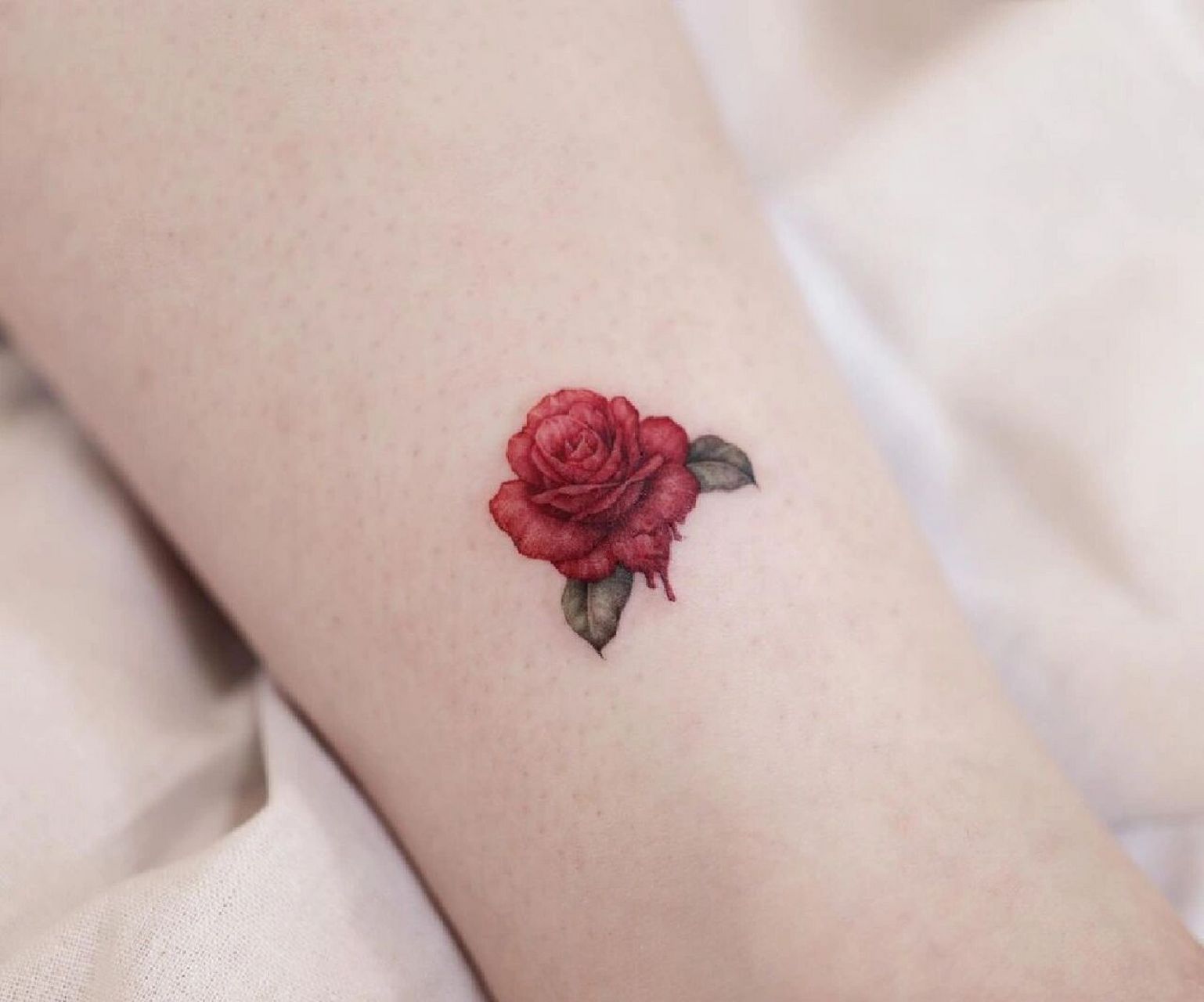 95超级小的玫瑰花纹身图案 又小又精致的玫瑰纹身,单针写实纹身