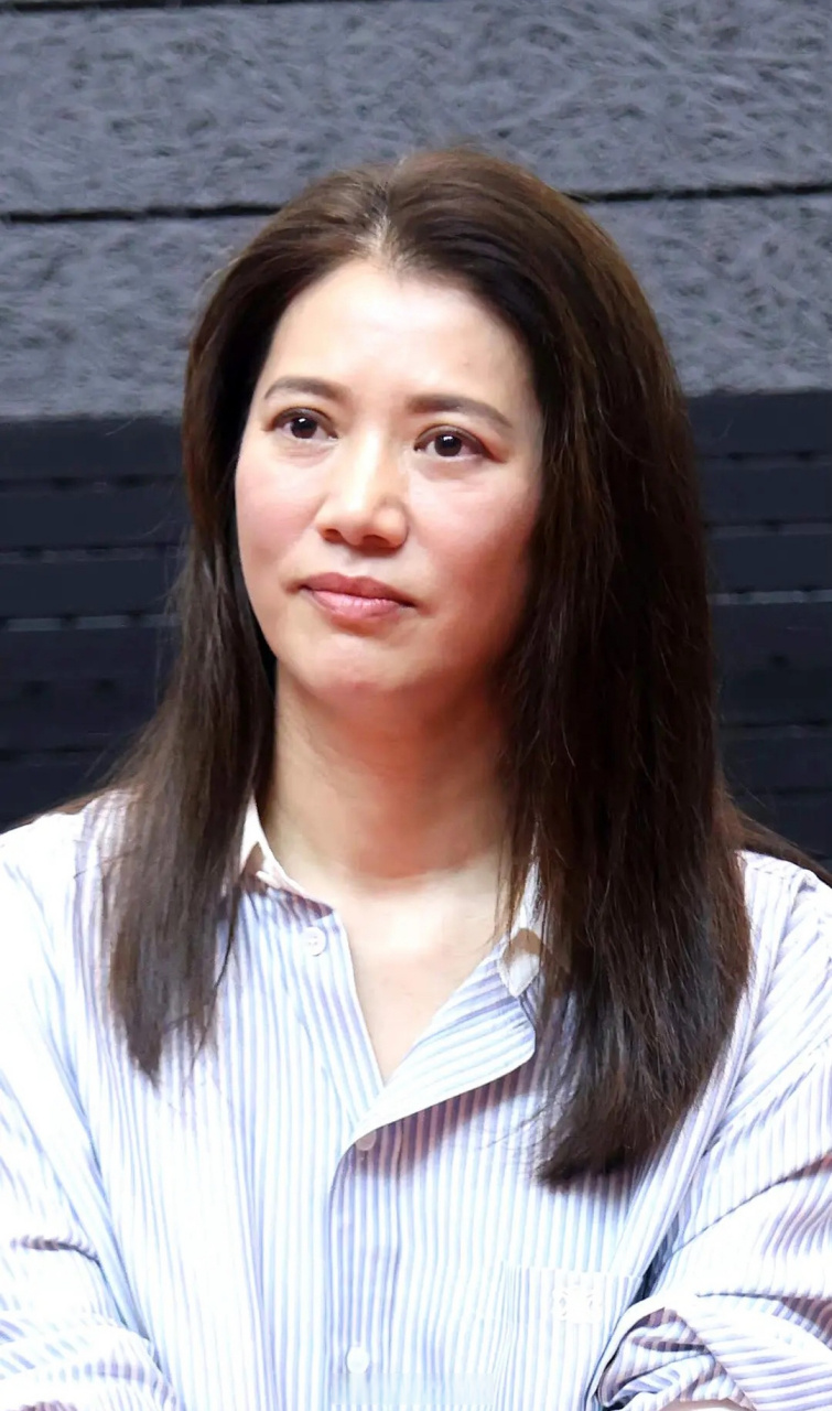 袁咏仪的素颜生图也太真实了,不过骨相在稍微打扮一下又很女明星.