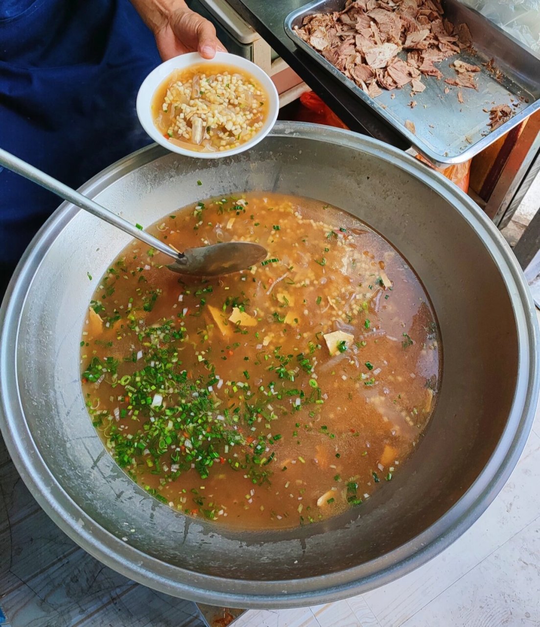 张掖的牛肉小饭,看似米,实则面.