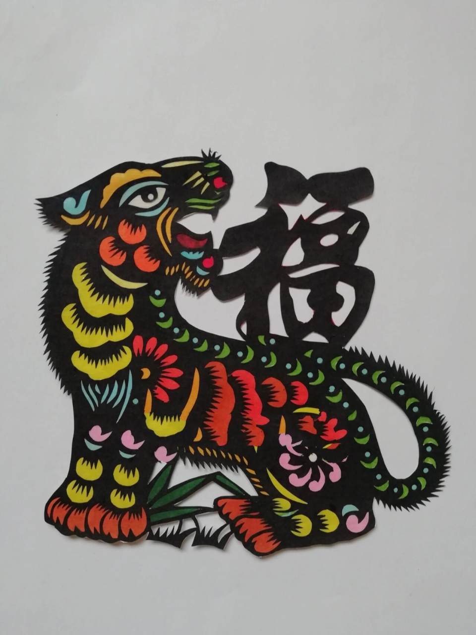 彩色剪纸之(填色剪纸) 填色剪纸又称"笔彩剪纸: 剪刻方法如下: 第一