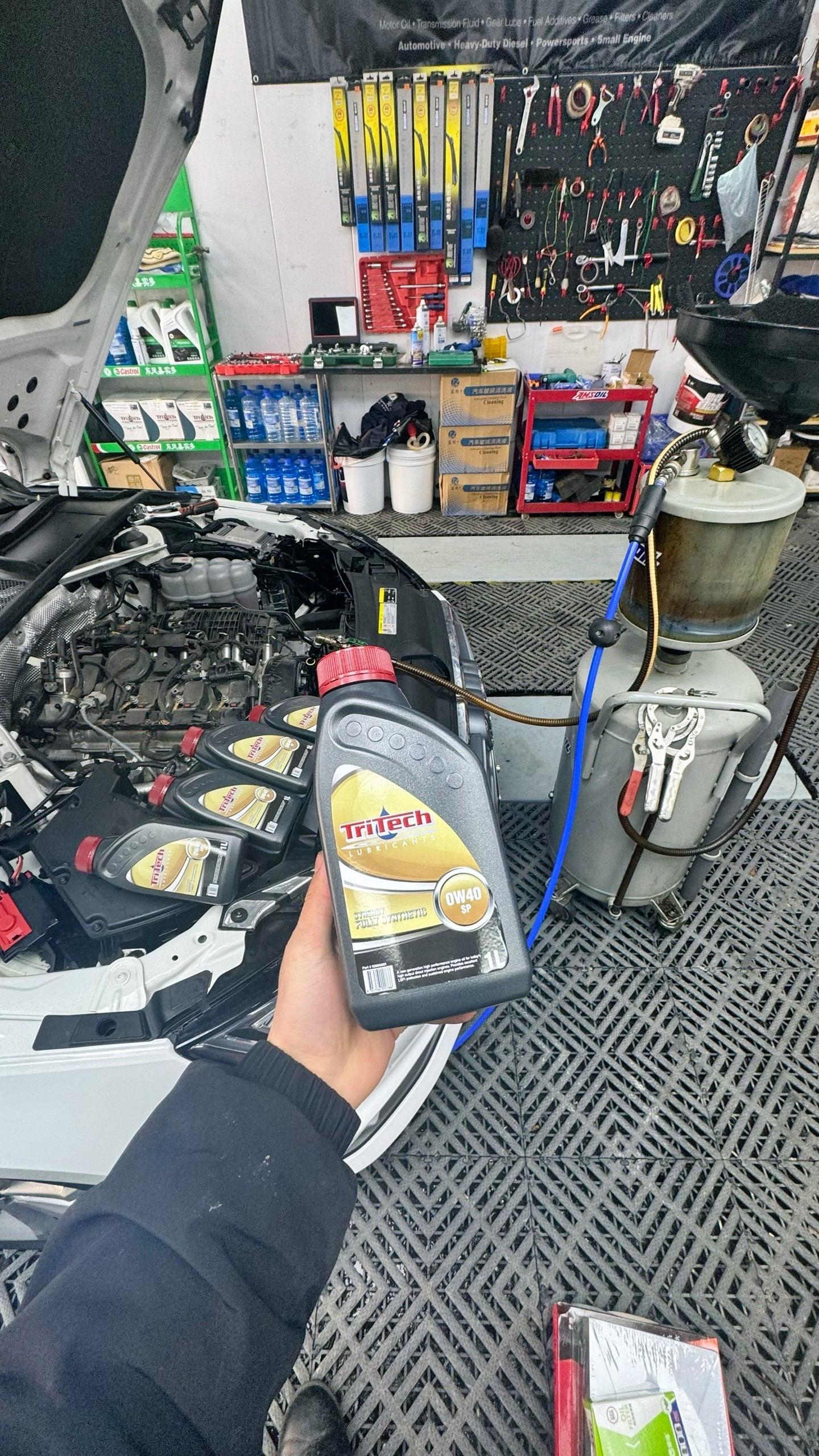 奥迪a4l到店常规保养 澳大利亚瑞泰克0w40进口机油 倍耐力p7配套轮胎