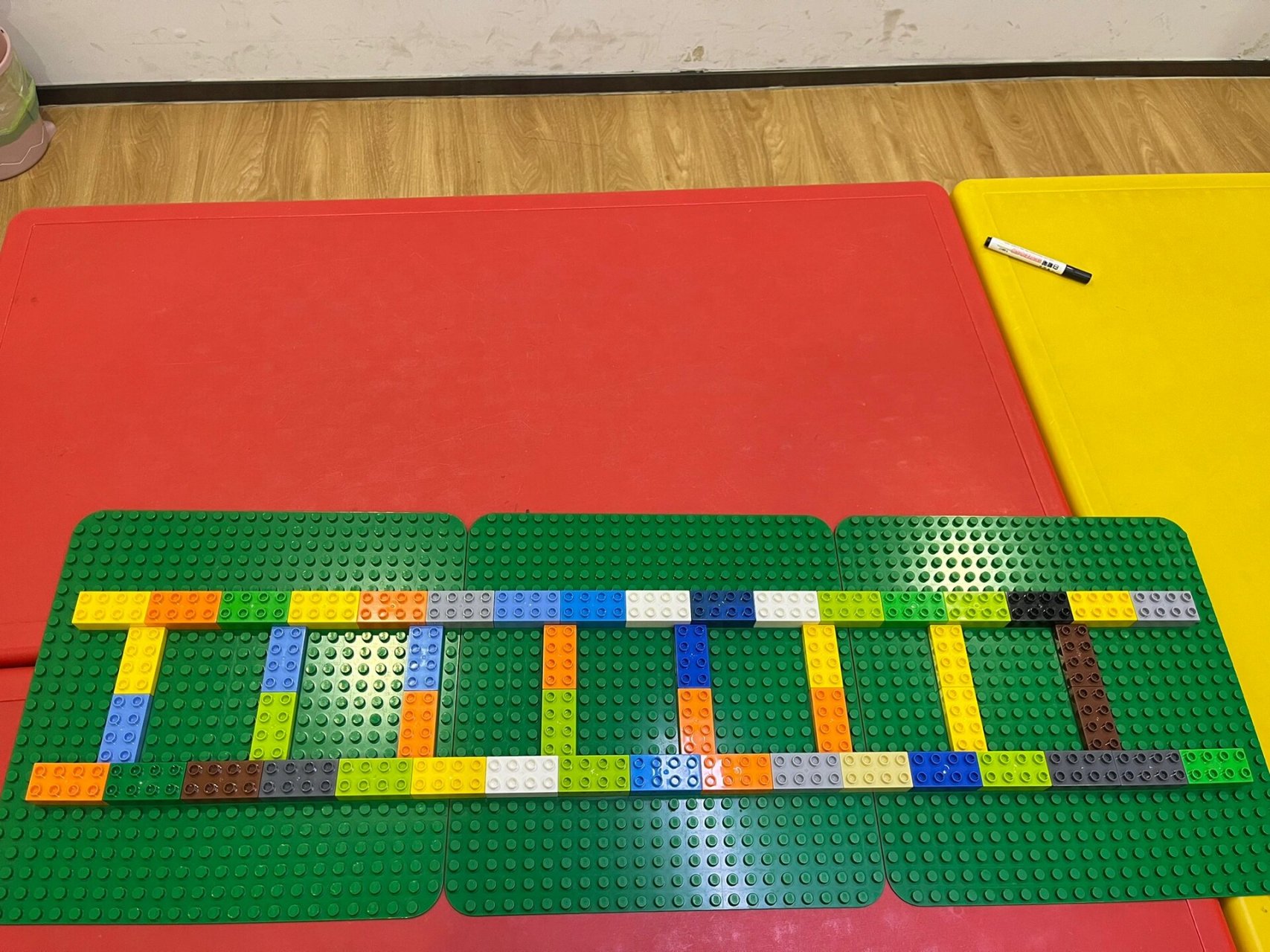 四岁幼儿乐高高铁站搭建