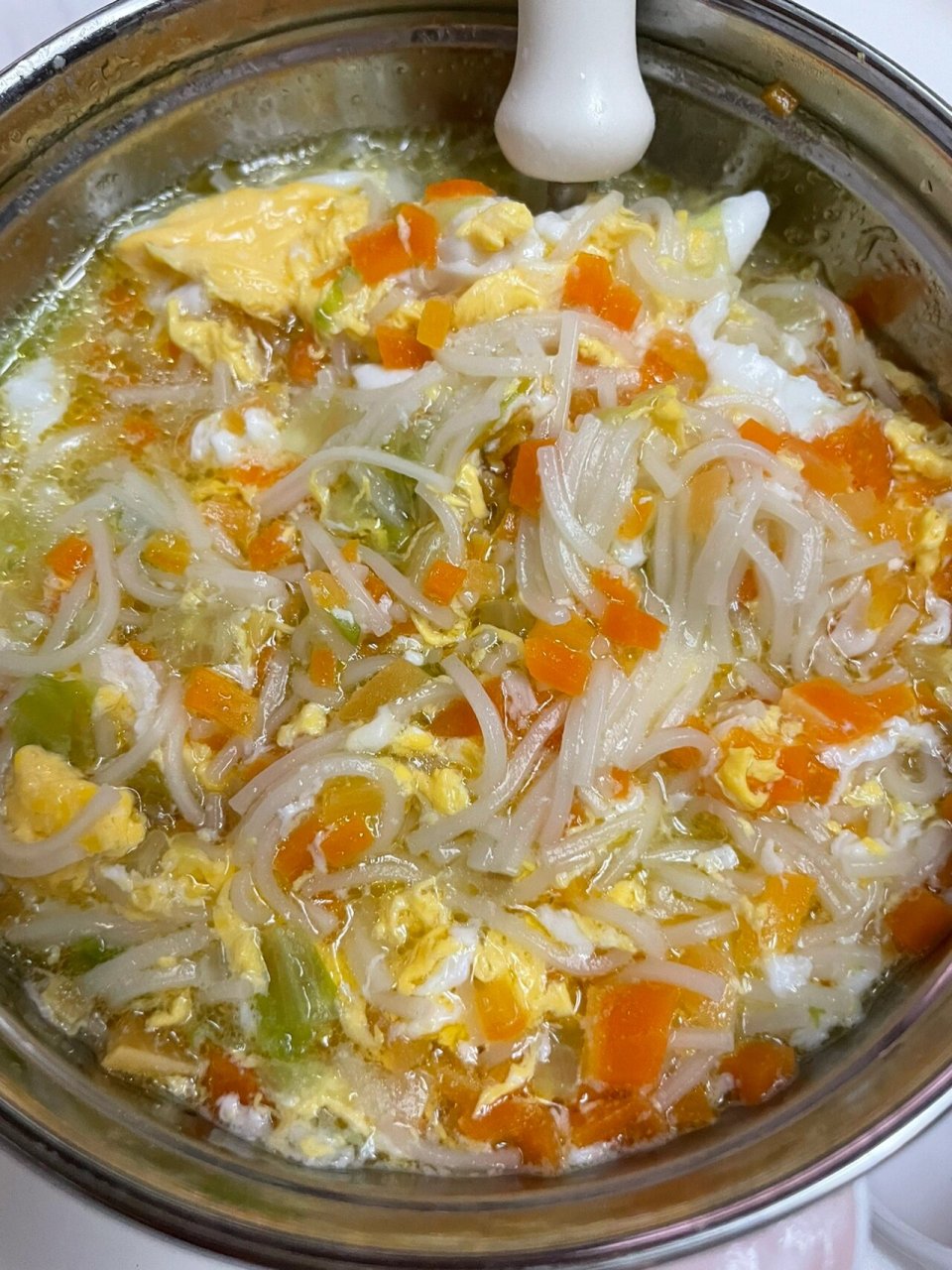 胡萝卜鸡蛋面 胡萝卜一块,面适量,鸡蛋一个,青菜一小片.