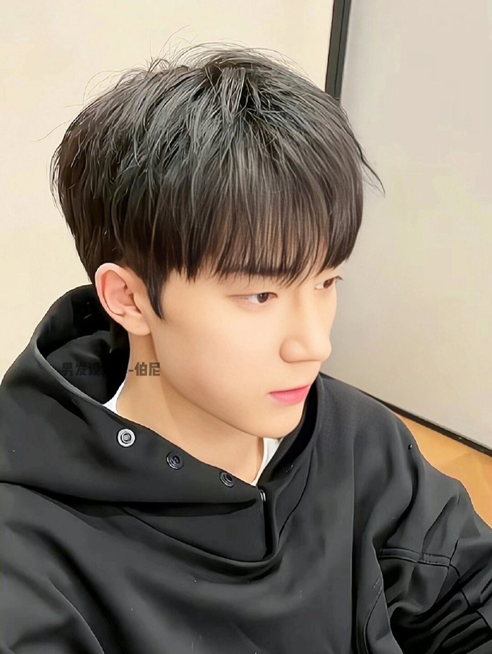 微分碎盖发型 秋季小哥哥留长的可以尝试一下这款微分碎盖,这款发型