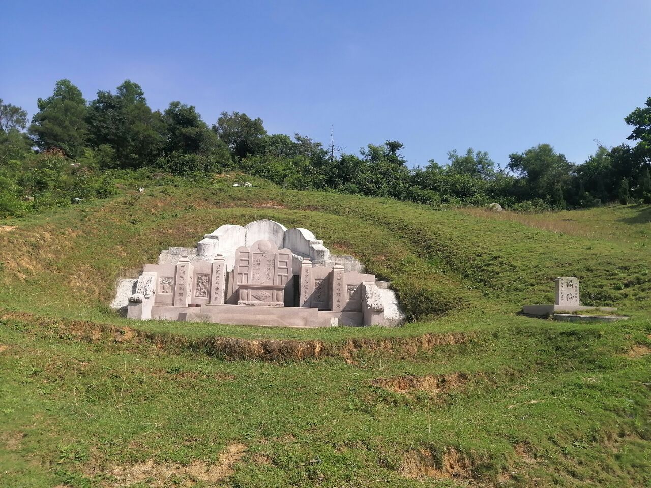 潮汕地区的墓制:摄于大龙溪一级水库附近