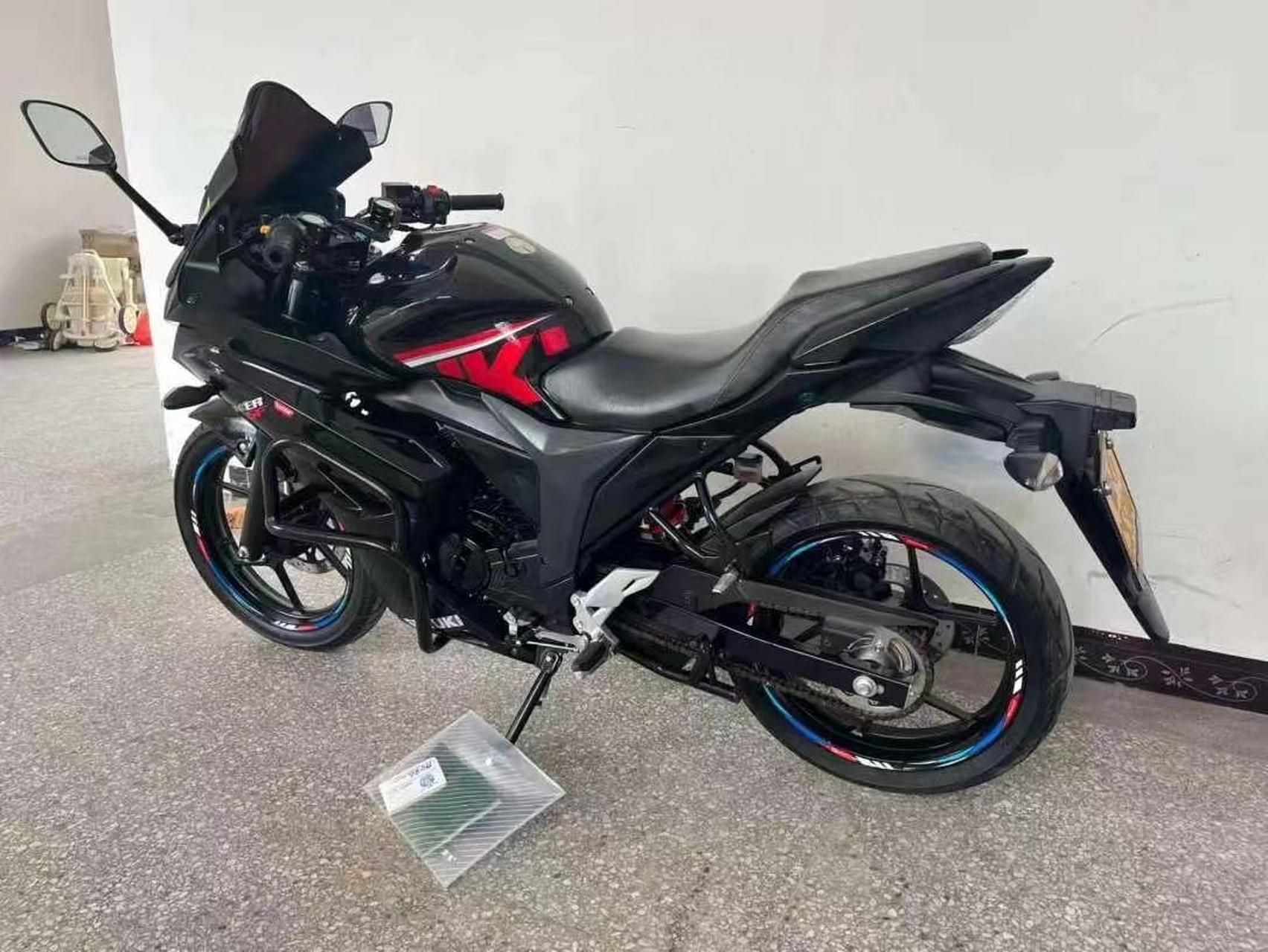 精品铃木gsx155黑武士版本,手续齐全车牌行驶证大本,采用国四电喷铃木