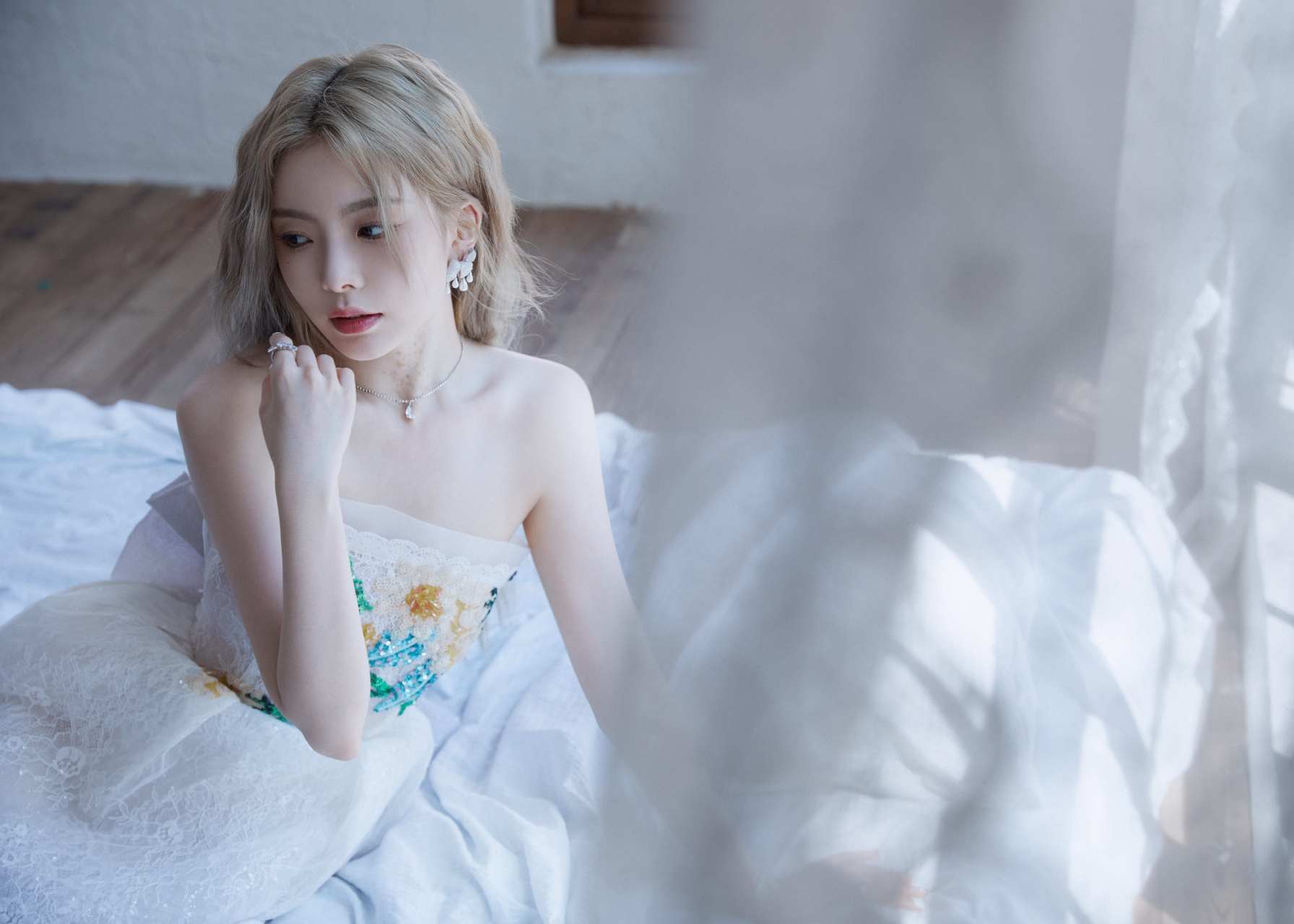 陈卓璇抹胸绣花裙甜美风写真