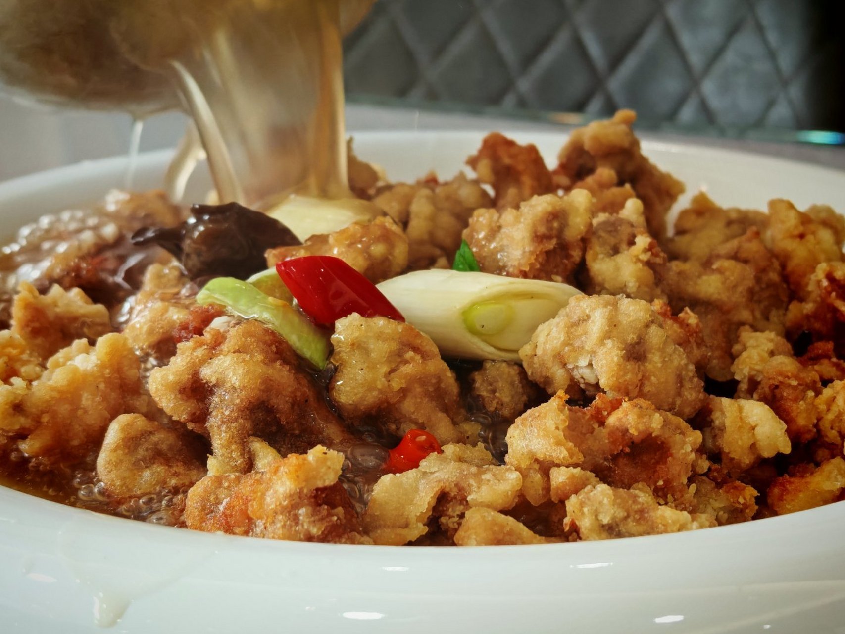 推荐古城的餐厅"魁盛",有三道招牌菜,我就一个人,来两个好啦:湟源里脊