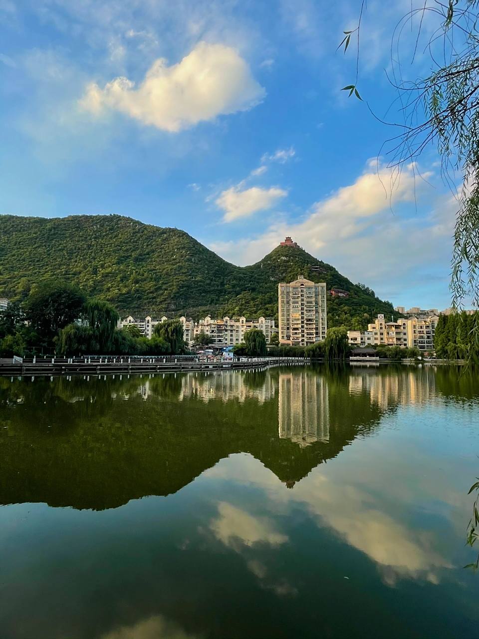 中国凉都六盘水周边必去景点|凤池园 碧水蓝天共一色,青山绿水画中画