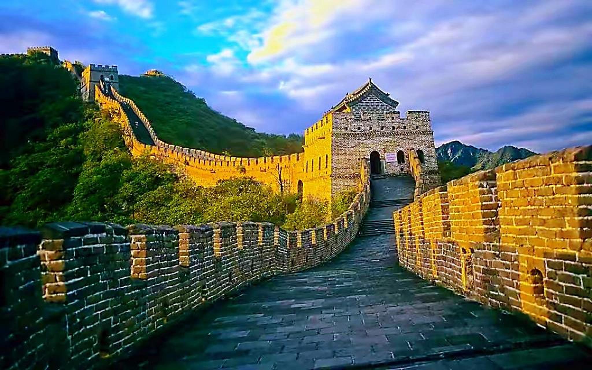 长城简介 长城,又称万里长城,是中国古代的军事防御工事,是一道高大