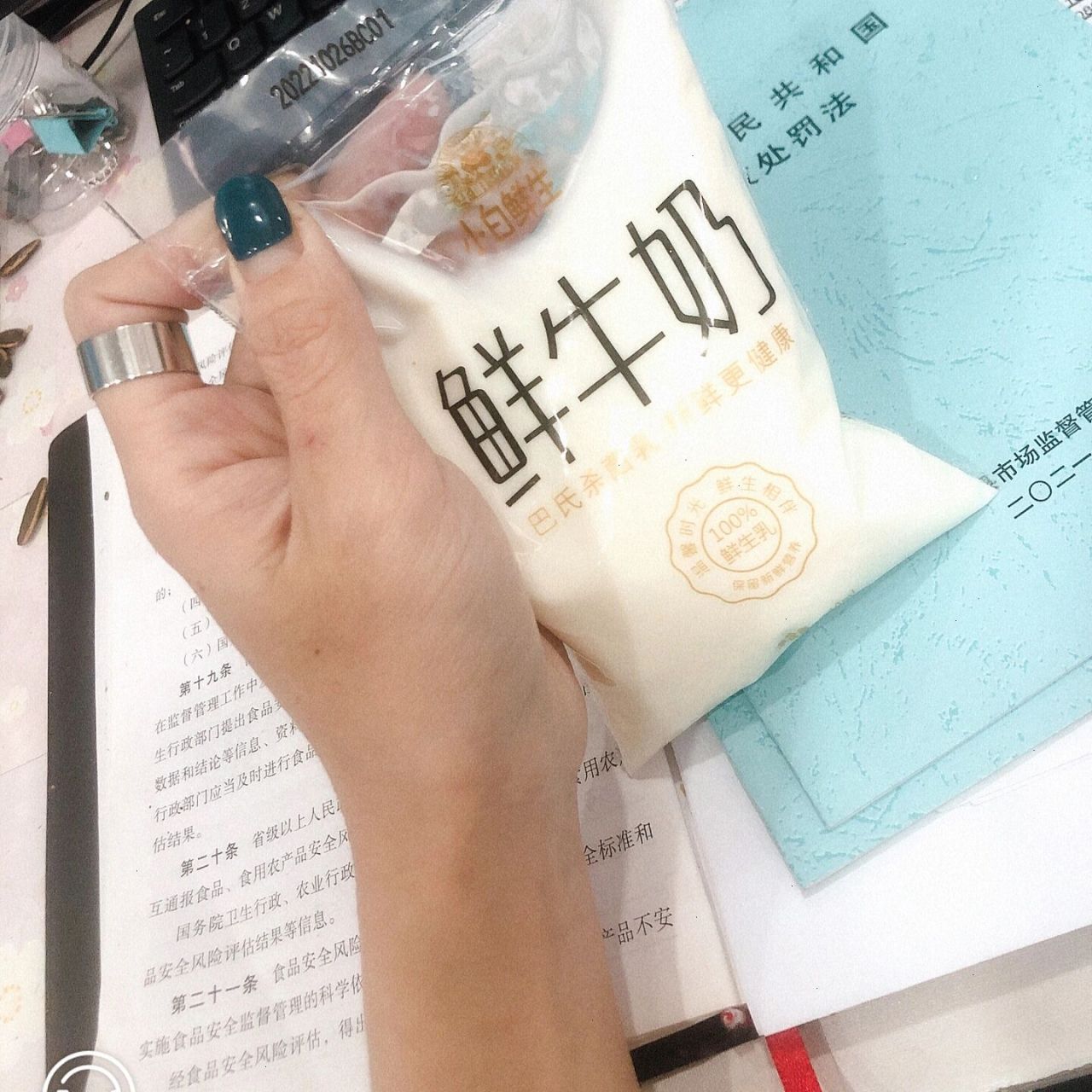 华明牧场 小白鲜生 鲜牛奶 挺好喝,略甜,冲咖啡很醇厚,奶脂味儿挺重