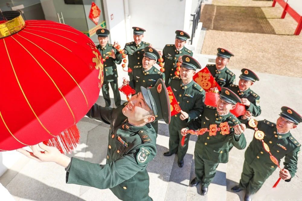 集团军所属部队开展形式多样,内涵丰富的节日活动,官兵及家属齐聚一堂