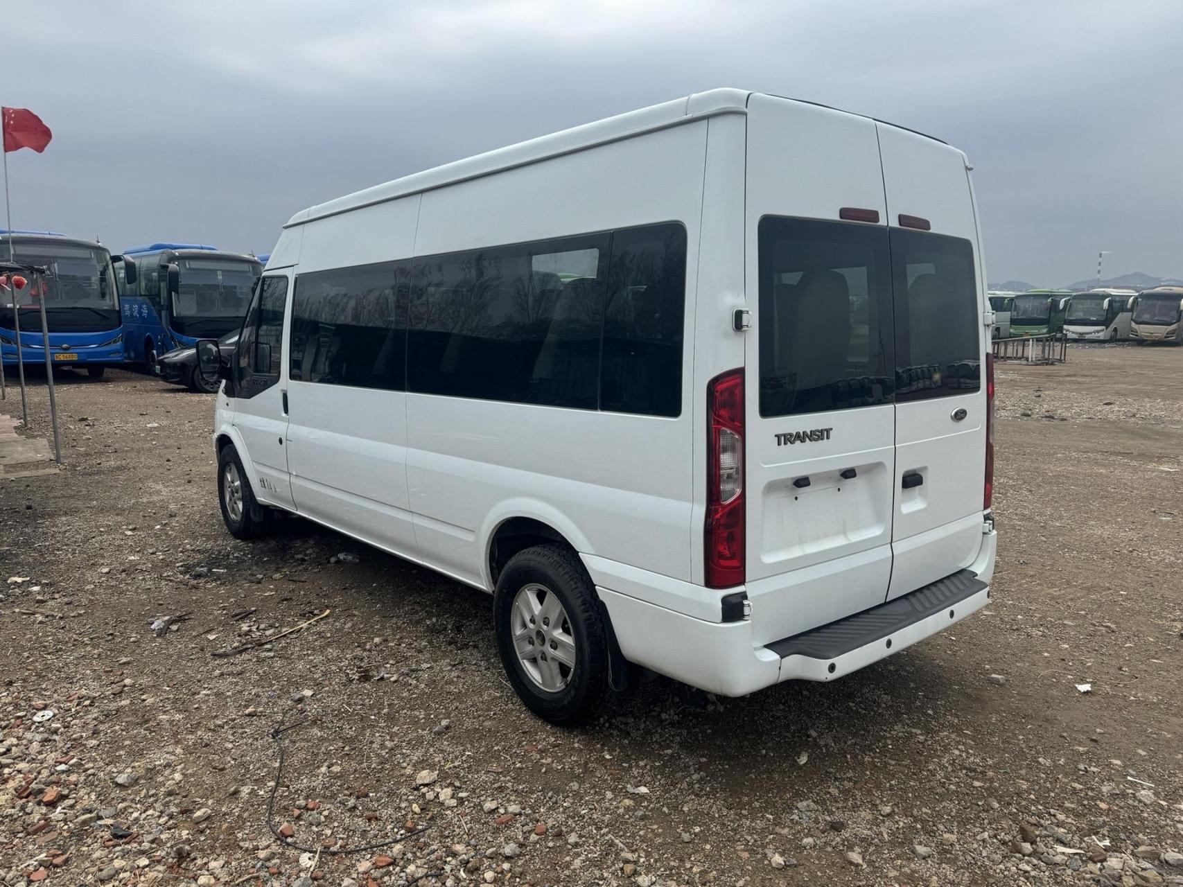 2015年福特非营运全顺新时代14座,v348路虎,国五柴油2.