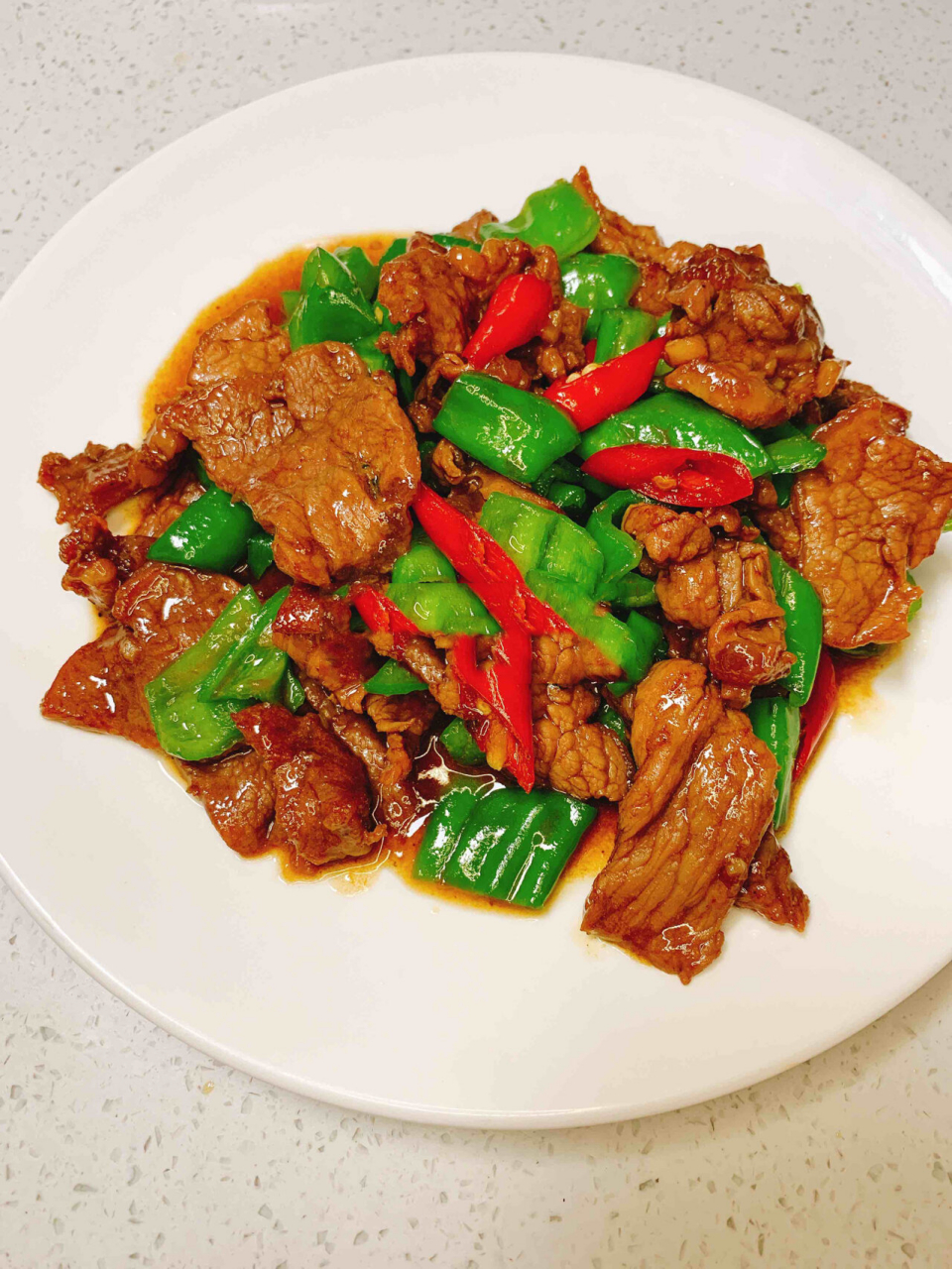 辣椒酱爆牛肉 恰饭王的超级下饭菜 1)首先一些牛霖,改刀切成薄片,加入