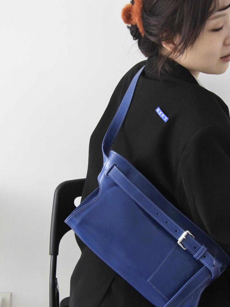 我买的这款是意大利进口牛皮,和一般的pu皮质感完全不一样,这款小巧的