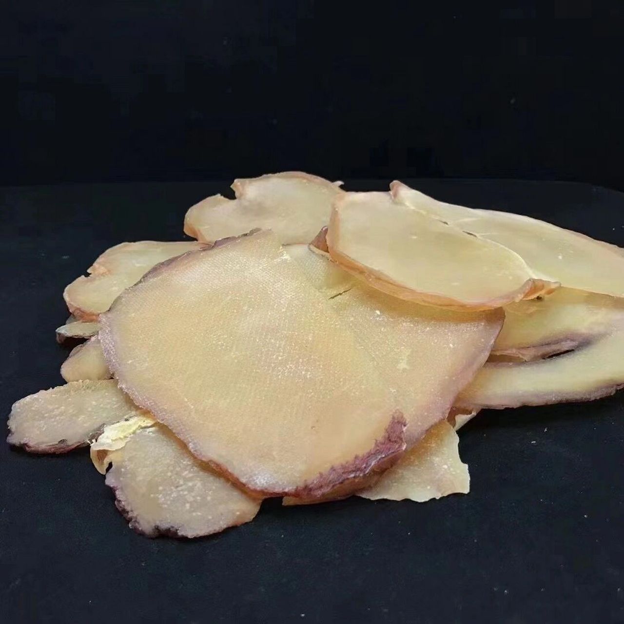 干响螺片是把响螺肉切片以后风干得到的干货食材,它可以入药也可以