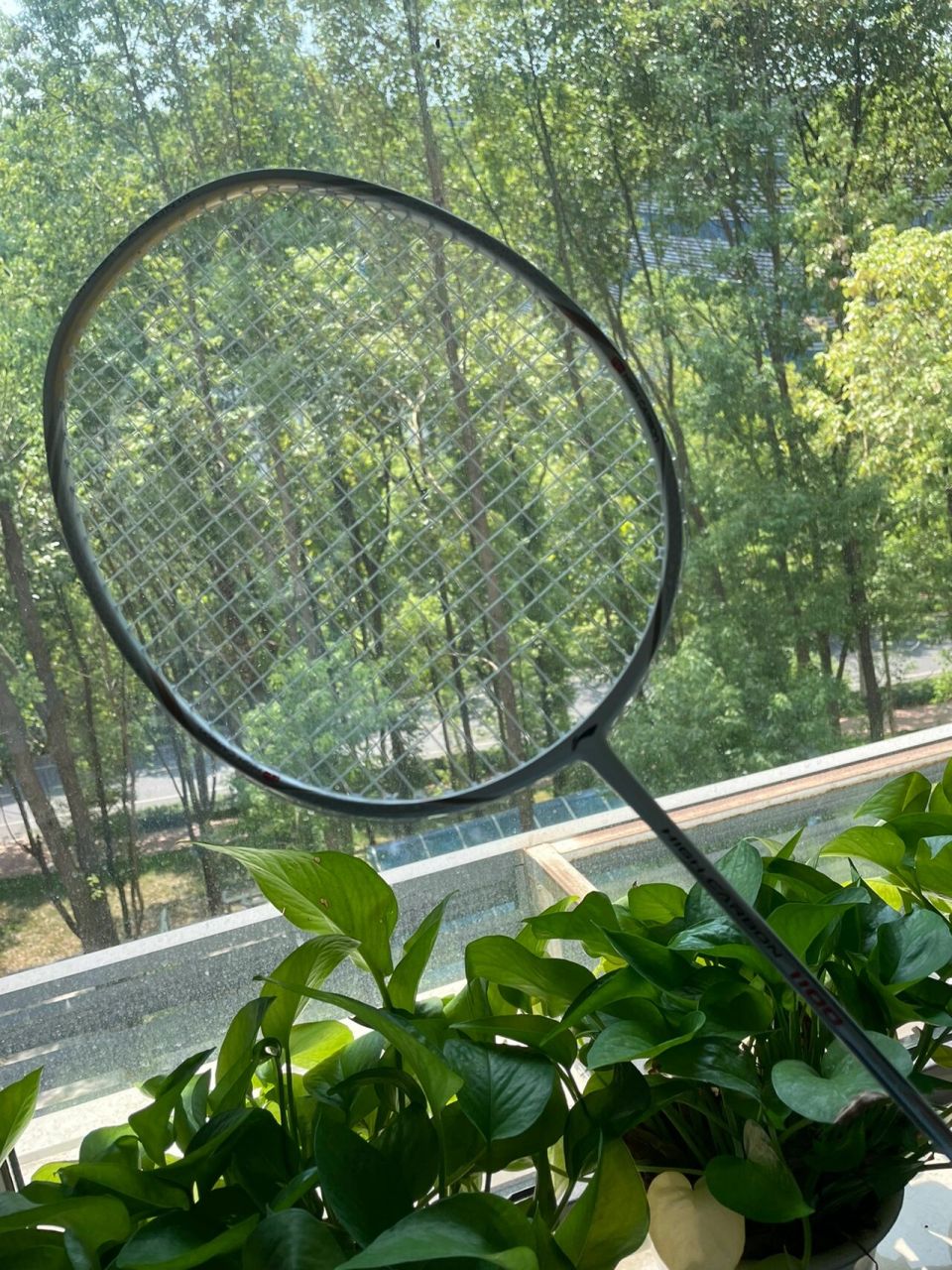 李宁hc1100白金 缠的粉色手胶 24磅 觉得很适合女生 力气小防守 偶尔