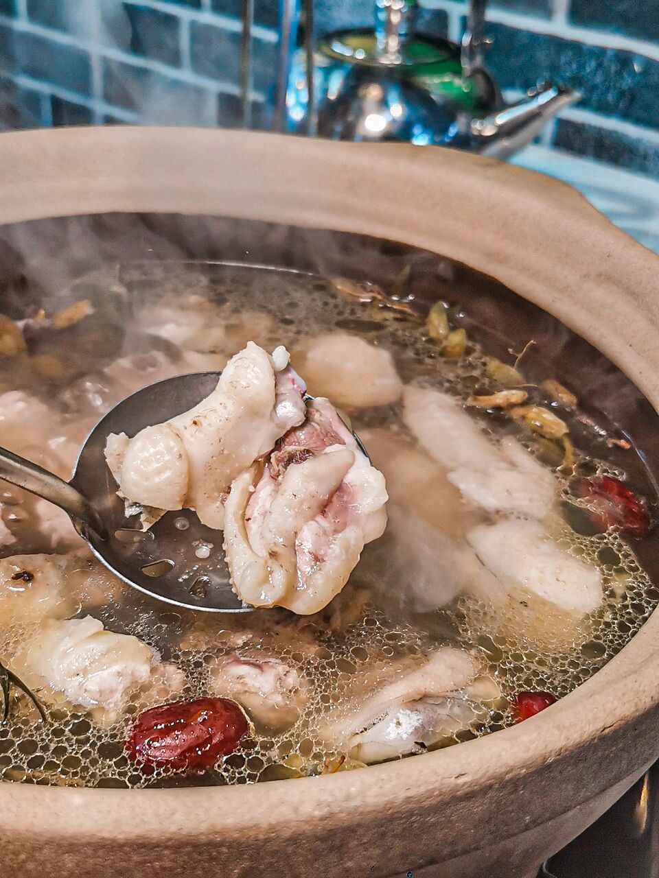 老广私藏的必打卡「炭炉鸡煲」凌晨还坐满人 #100家探店计划
