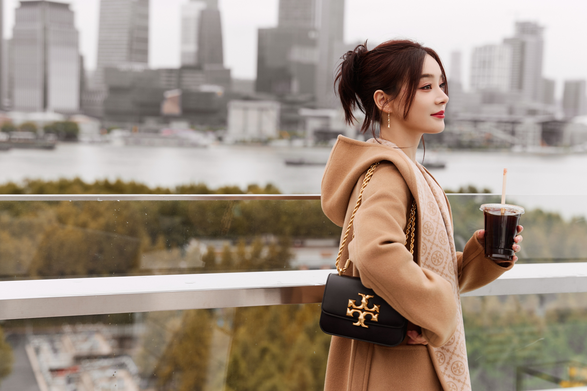 袁姗姗# 深秋美图碎片掉落[给你小心心]满眼秋色,风里也已满是桂花味