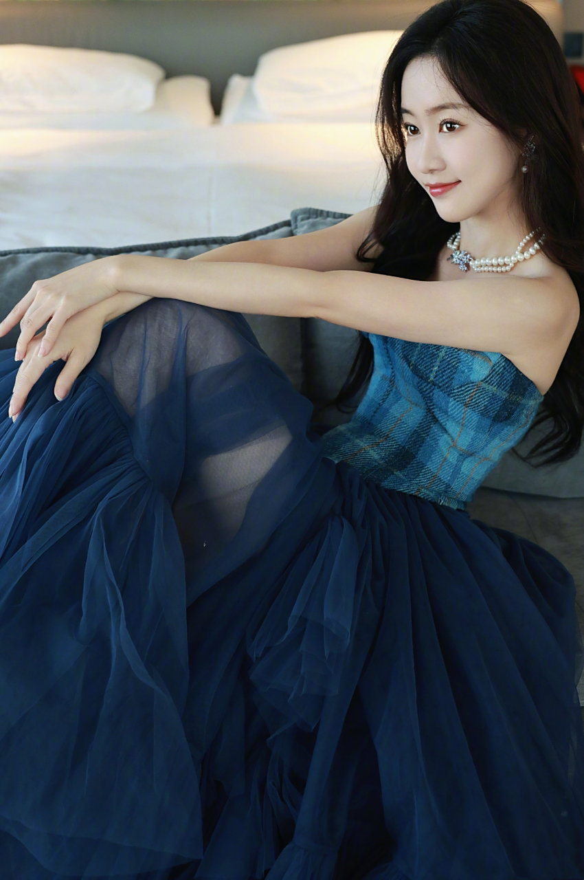 刘美含秋日写真分享:格纹纱裙,清丽柔美