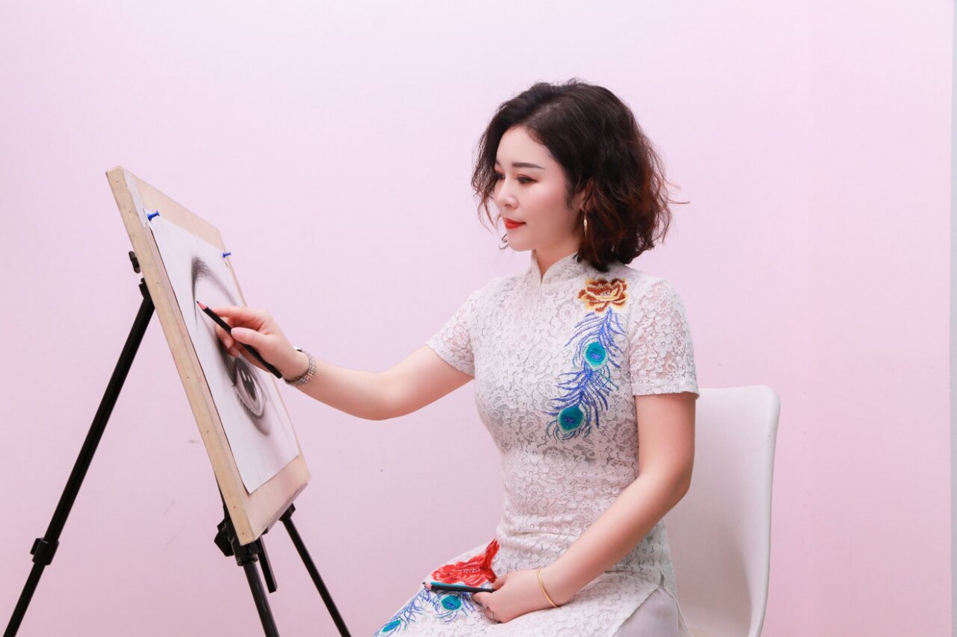 资深纹绣师吴丽姿:9年经验成就半永久高手 吴丽姿老师是一位喜欢美业