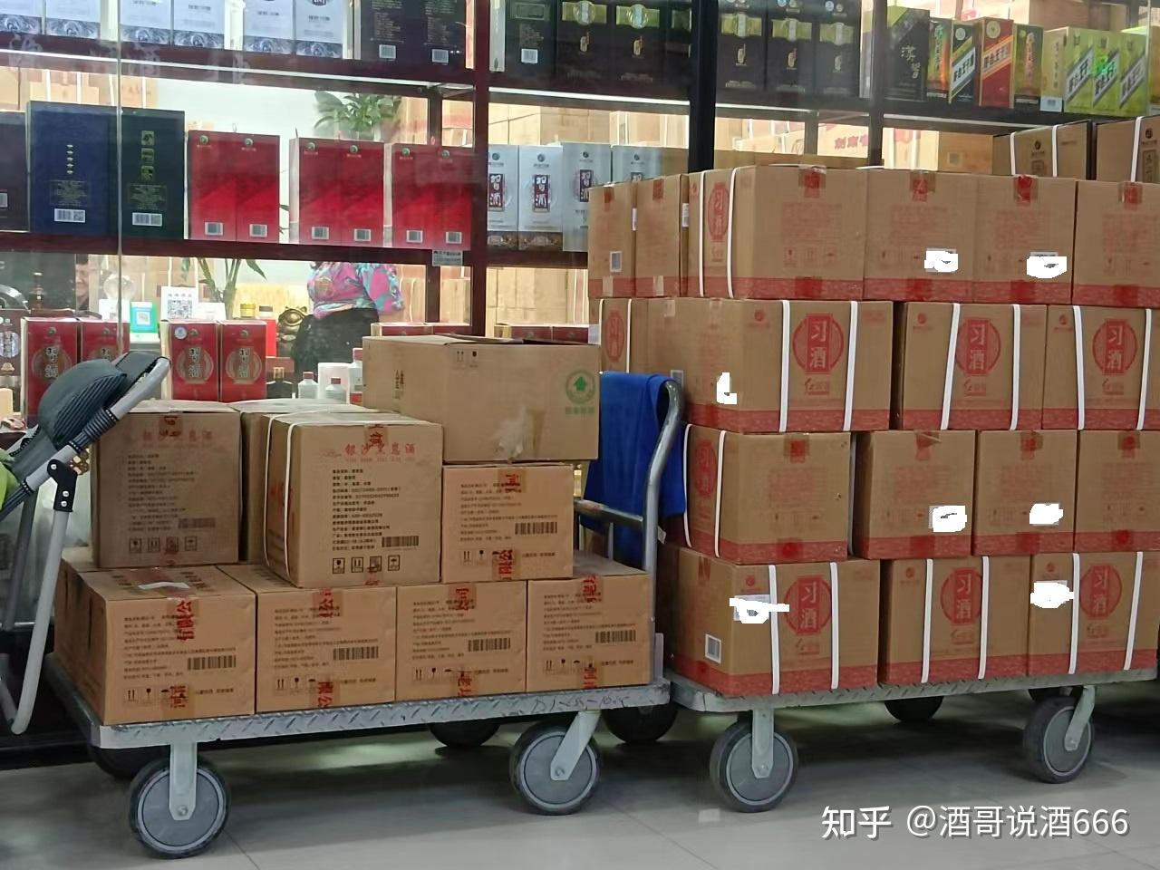 郑州百荣市场酒商抢低价名酒中间人卷款千万跑路他的行为违反了哪些