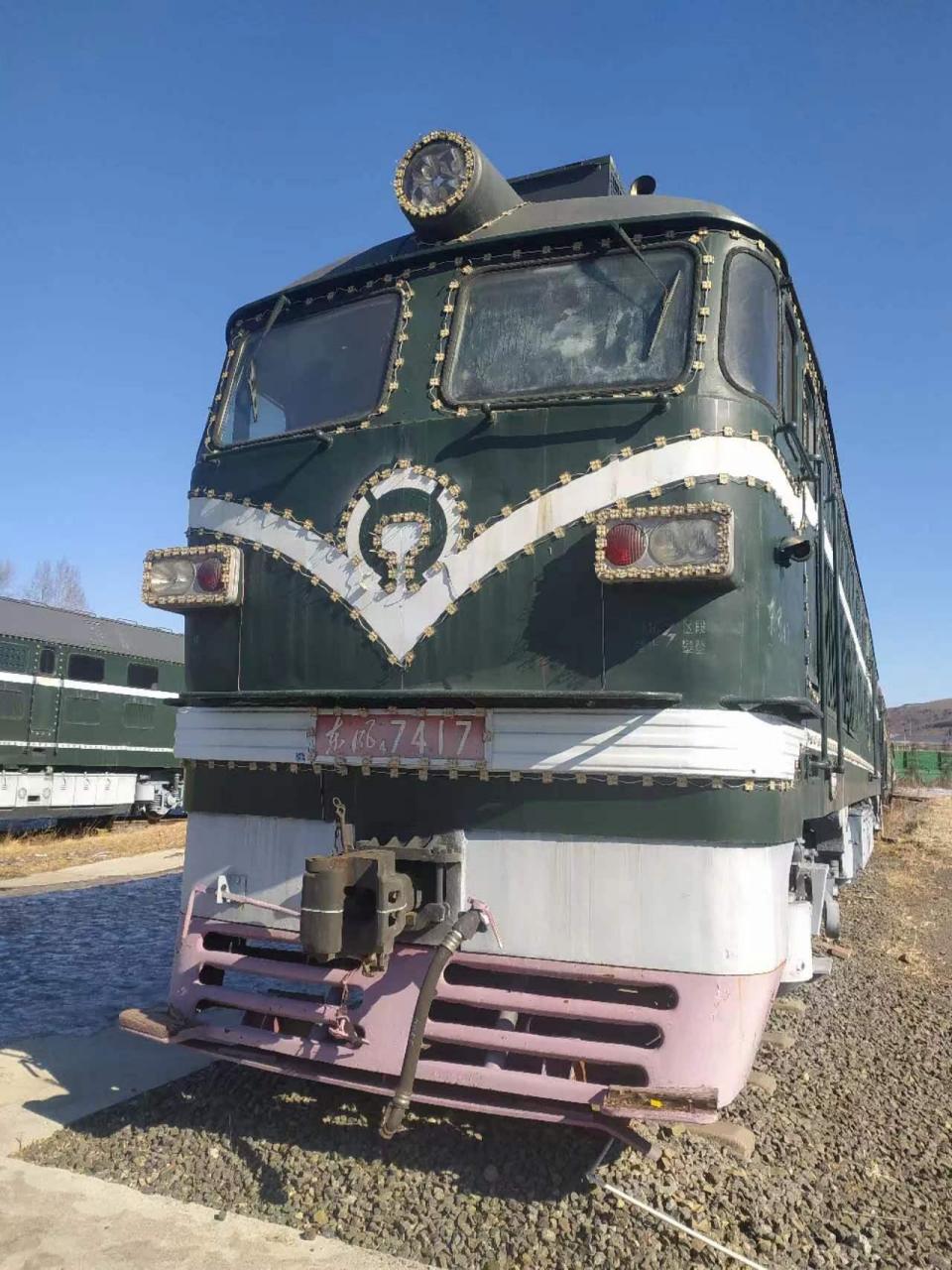 老物件105～东风4型1823号机车,7417号机车和老绿皮火车.