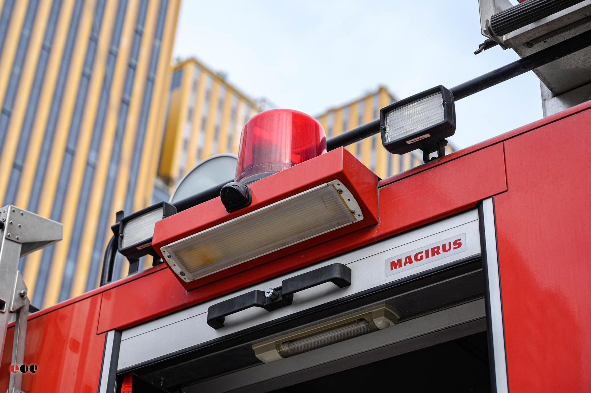 深圳消防使用的马基路斯路轨两用消防车,三轴设计,带有独立乘员舱.