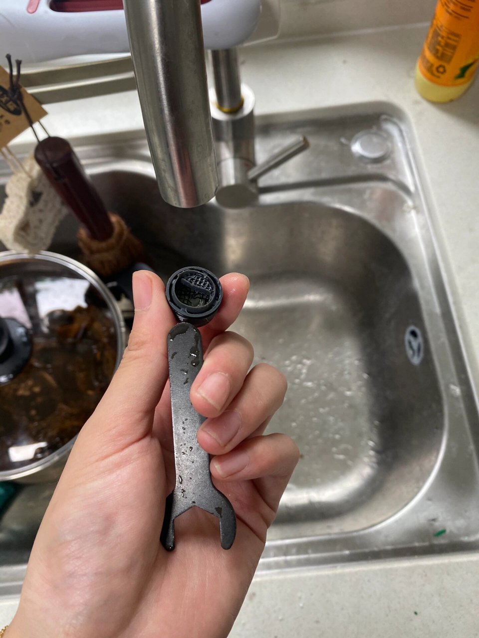 内嵌式起泡器,更换水龙头怎么拆下来 先用一字螺丝刀或者剪刀,把最