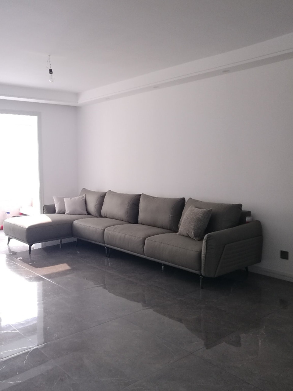 灰色装修 地砖颜色太深了,家具颜色也深了.怎么办啊?