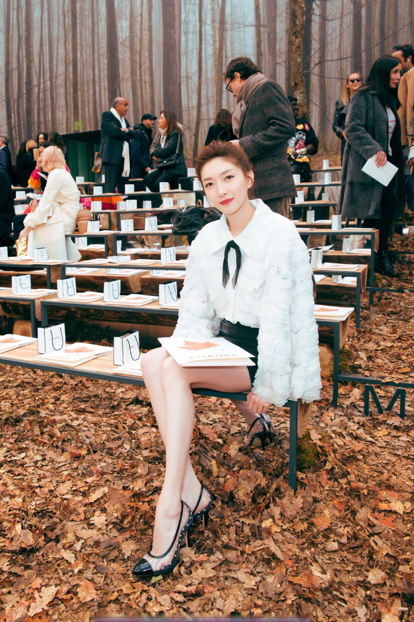 江疏影高跟鞋穿搭街拍精选