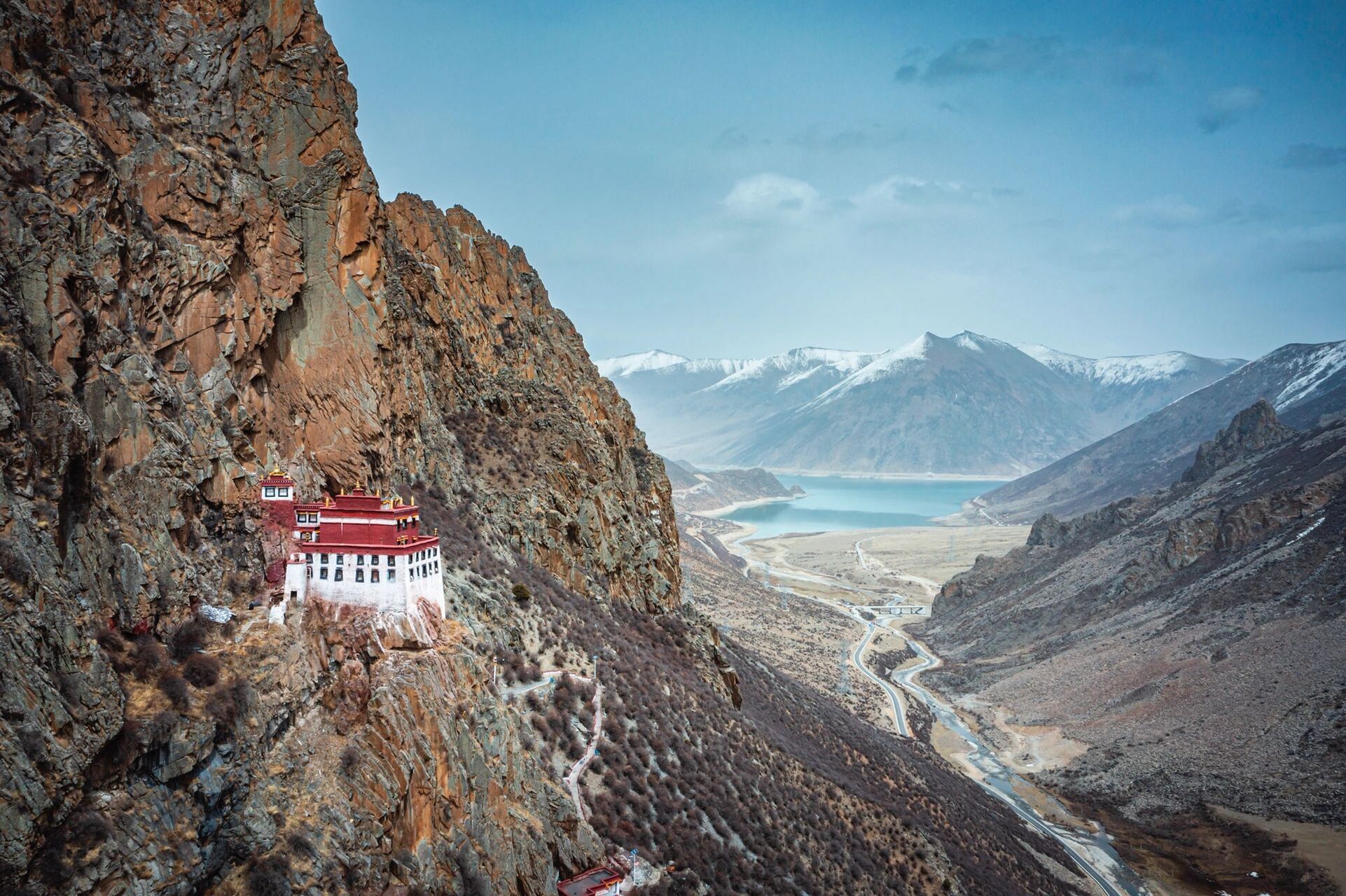 更震撼悬崖寺庙,拉萨当天可往返 拉萨林周县狮林寺,一座在手机地图上