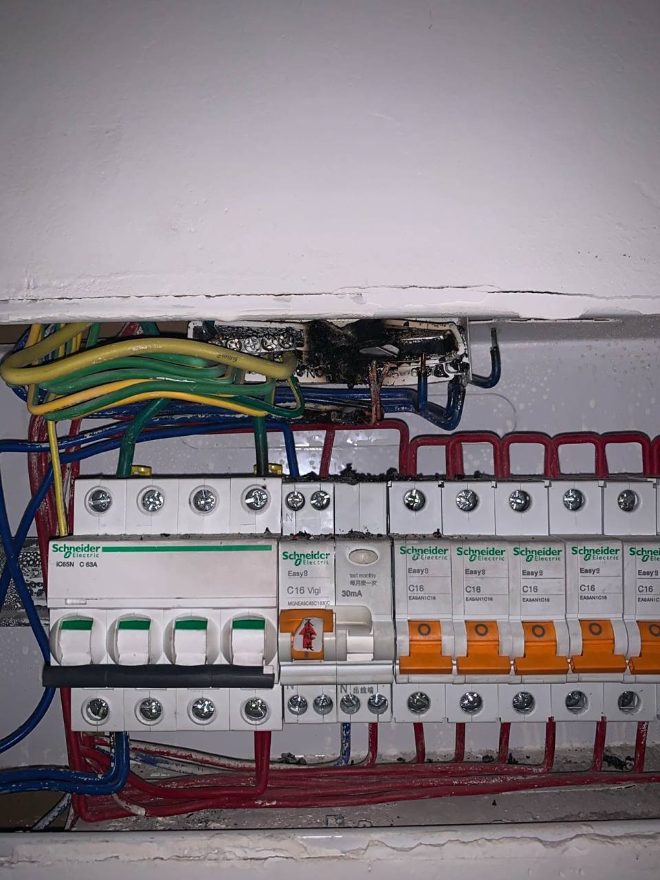 配电箱里面烧焦了,上门维修费用大概多少?