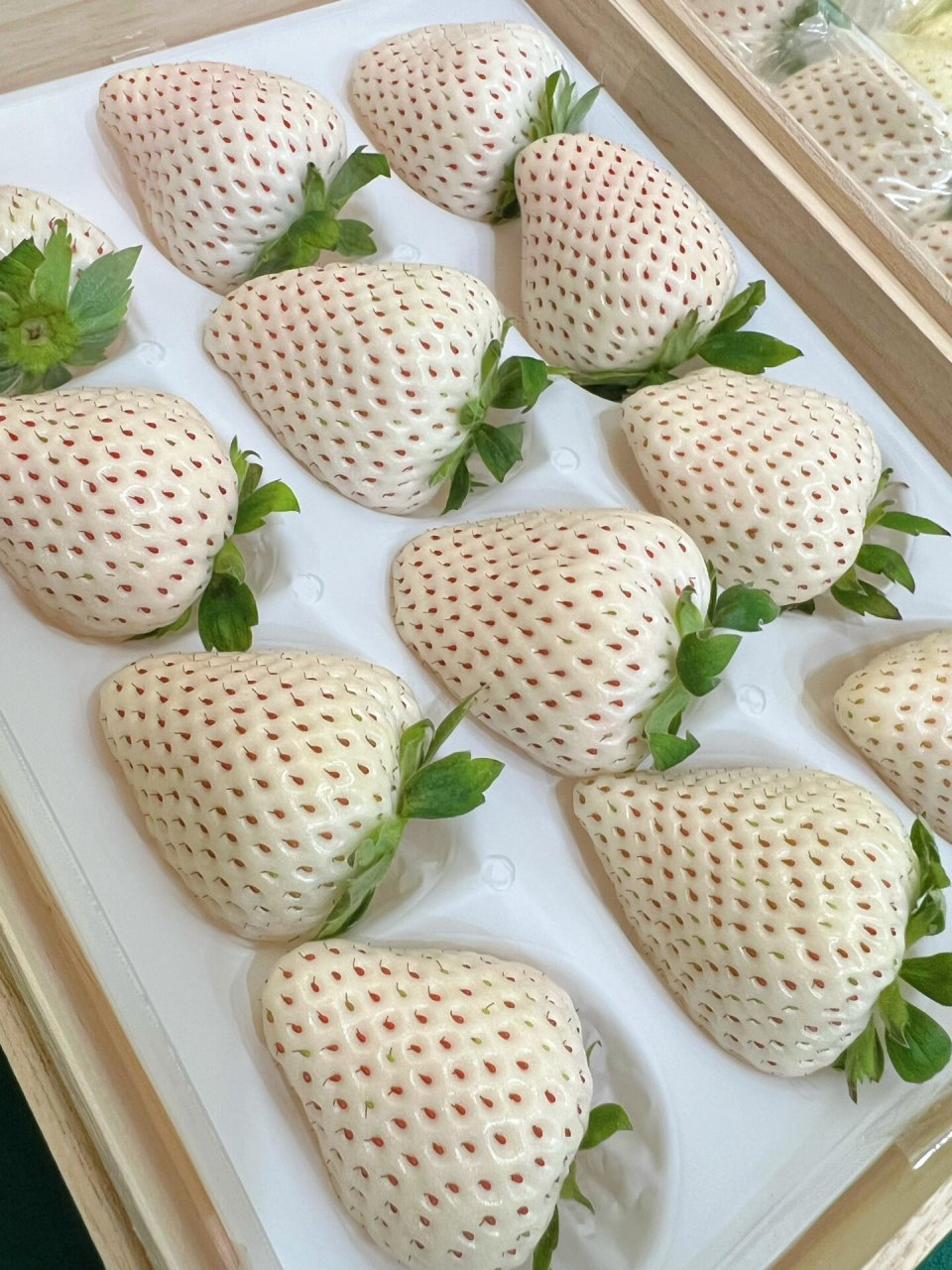 以生产白色草莓闻名日本,其中以有白色宝石之称的白草莓最为人气,乳