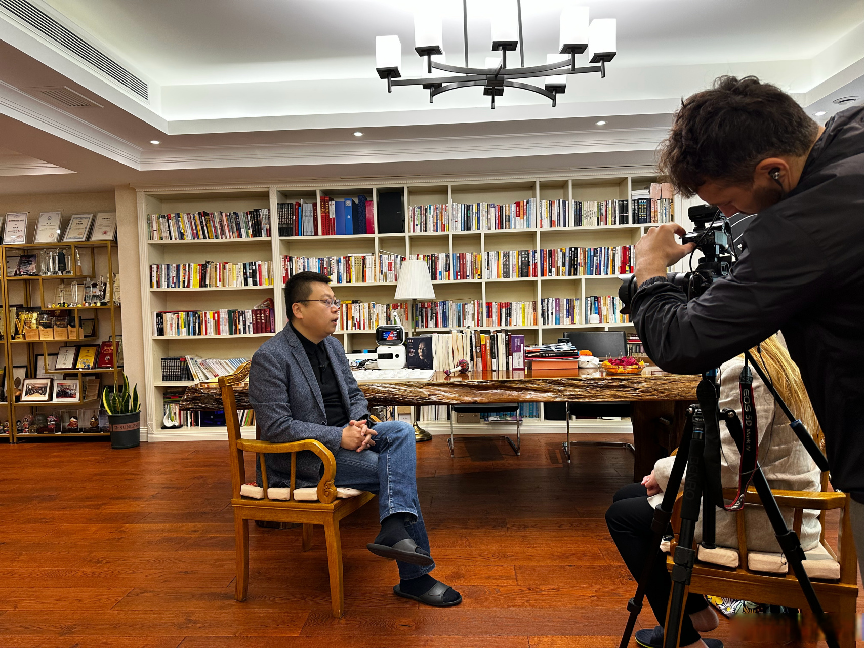 上午瑞典电视台来采访,主题是人工智能[作揖]  我展示了很多应用,比如