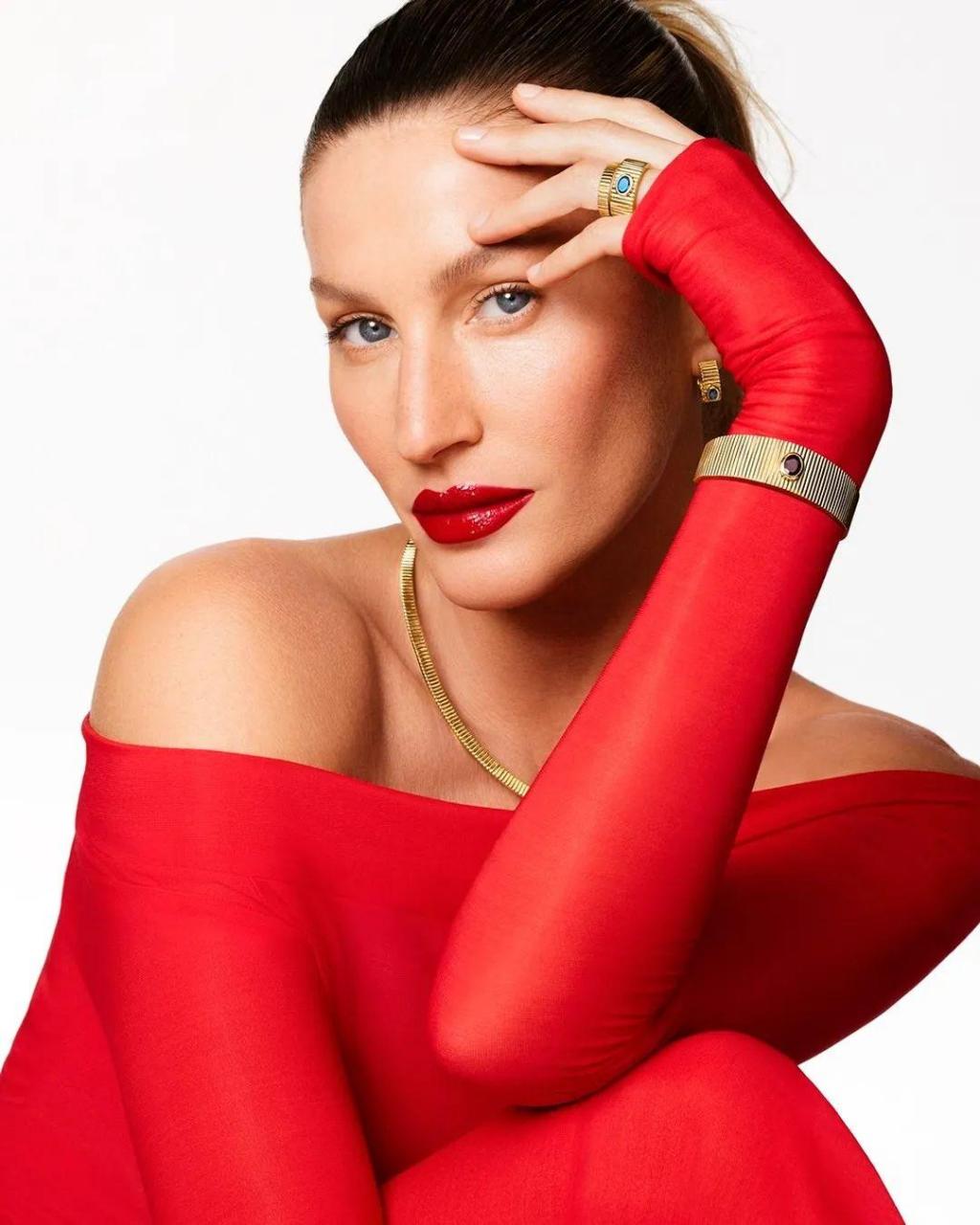 42岁的巴西超模gisele bündchen(吉赛尔·邦辰)最近出席了巴西时装品