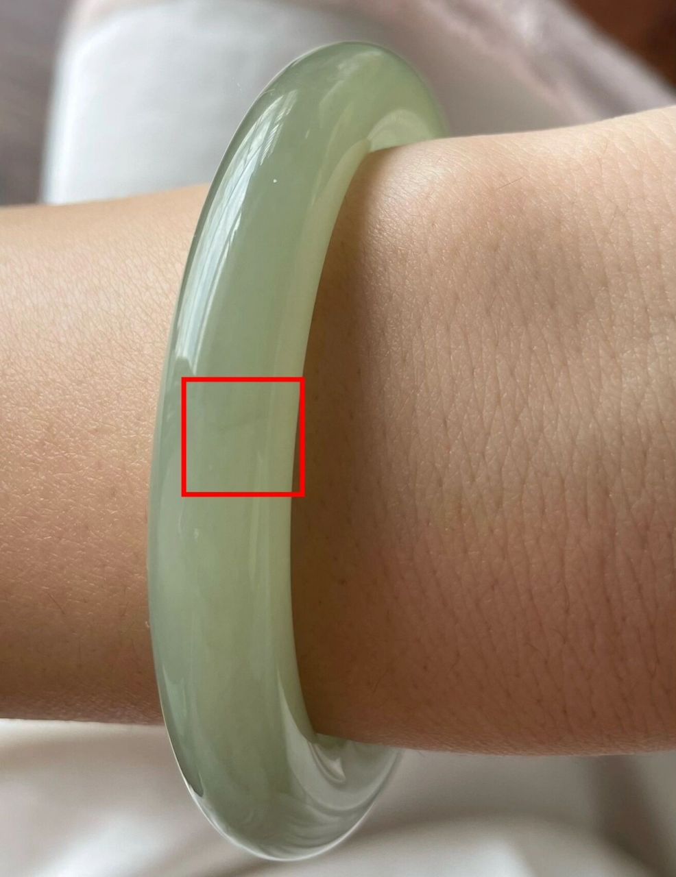 和田玉怎么区分裂和水线呀 姐妹们有懂的帮忙看一下 圈起来的是裂还是