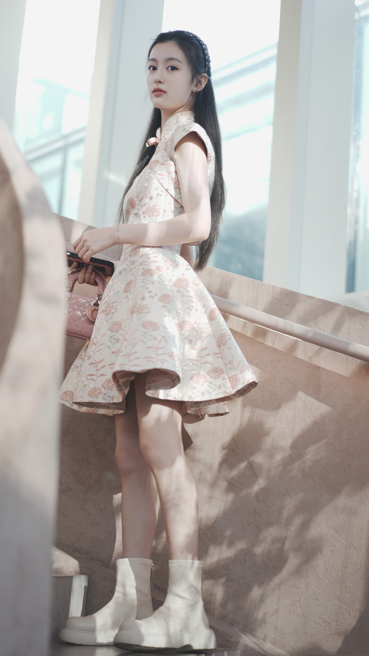 裴佳欣旗袍穿搭组图,14岁的小姐姐,太成熟了吧
