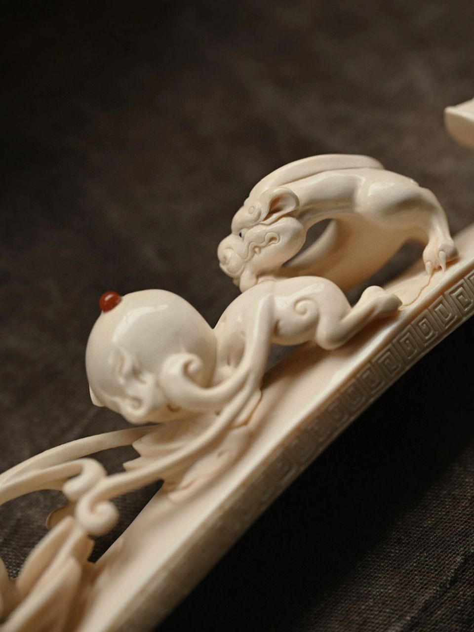 猛犸|螭龙如意 用料考究,呈如意之形,雕刻螭龙身躯舒展,四肢有力