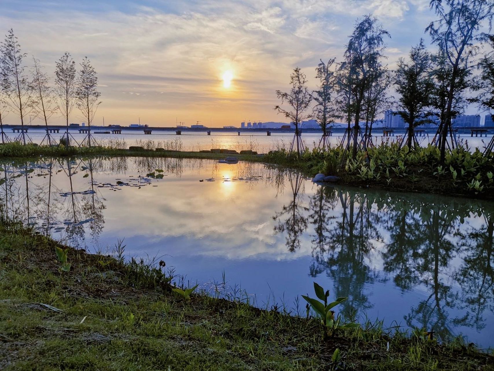 万公堤 万公堤在苏州湾大桥的西岸,南接东太湖生态园,北至江陵路,总长