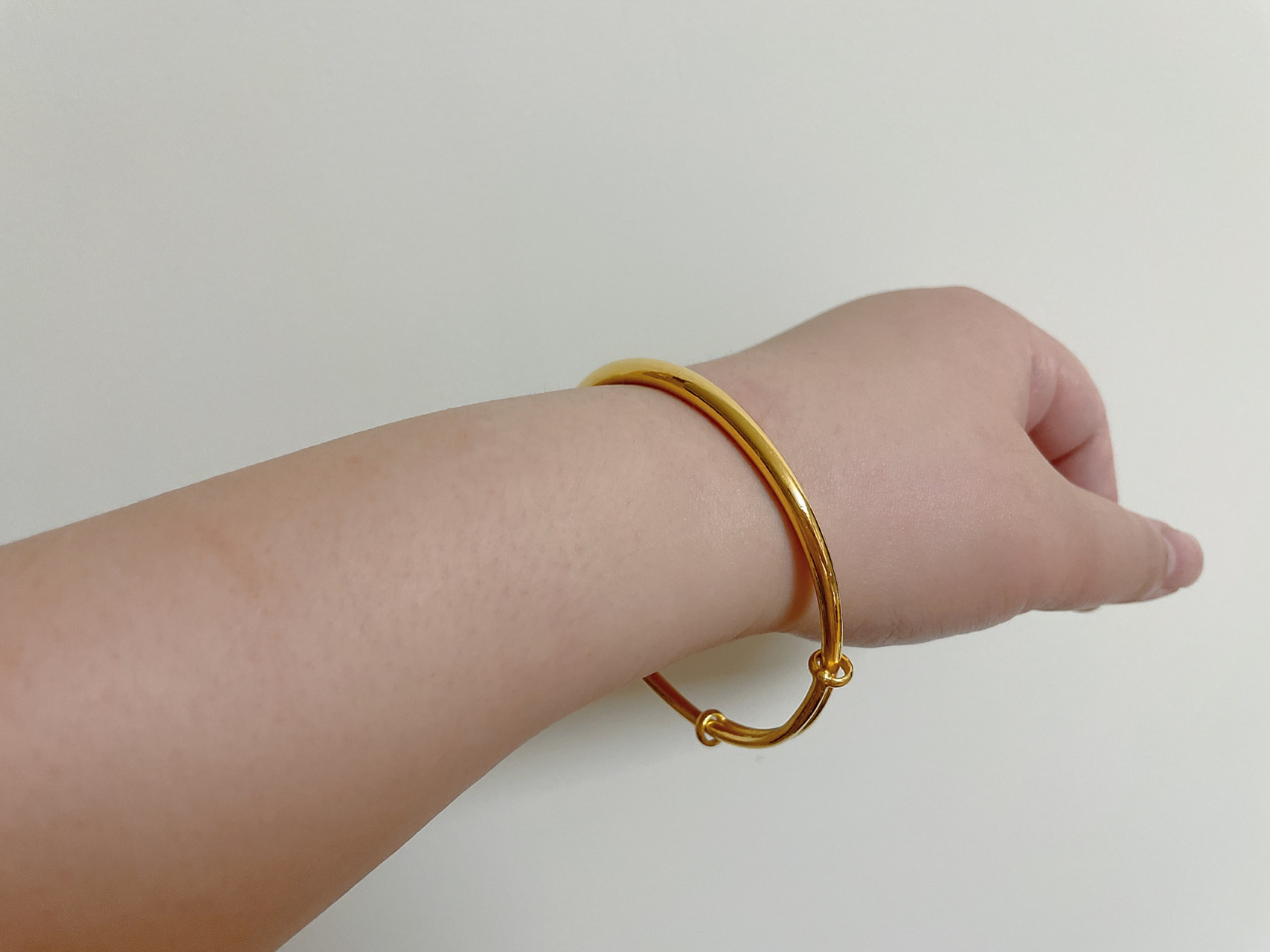 04克金镯子,2021年3月2日买的时候金价468,总价两万四不到.