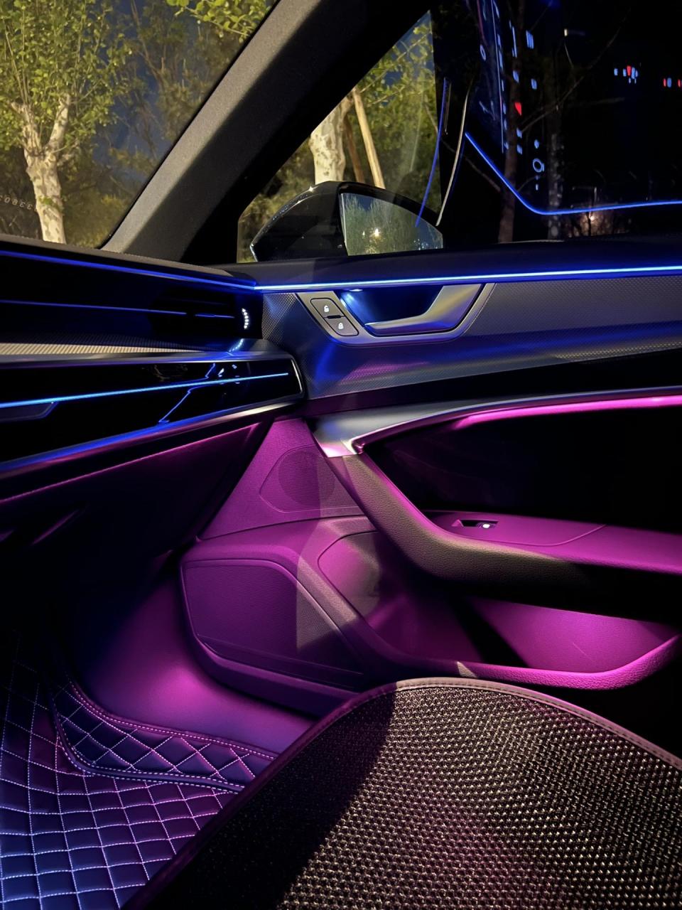 奥迪a6l夜晚实拍,奥迪a6夜晚氛围灯.