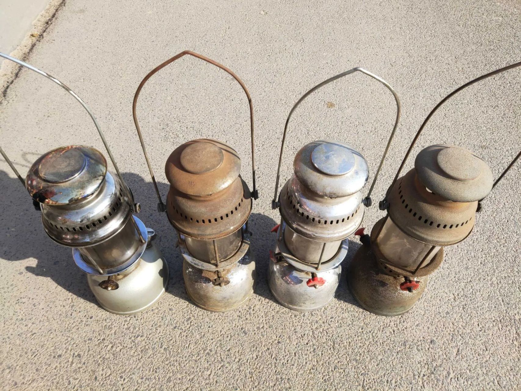 民国老汽灯4个,保存完好,皮壳老道,年代感 民国老汽灯4个,保存完好