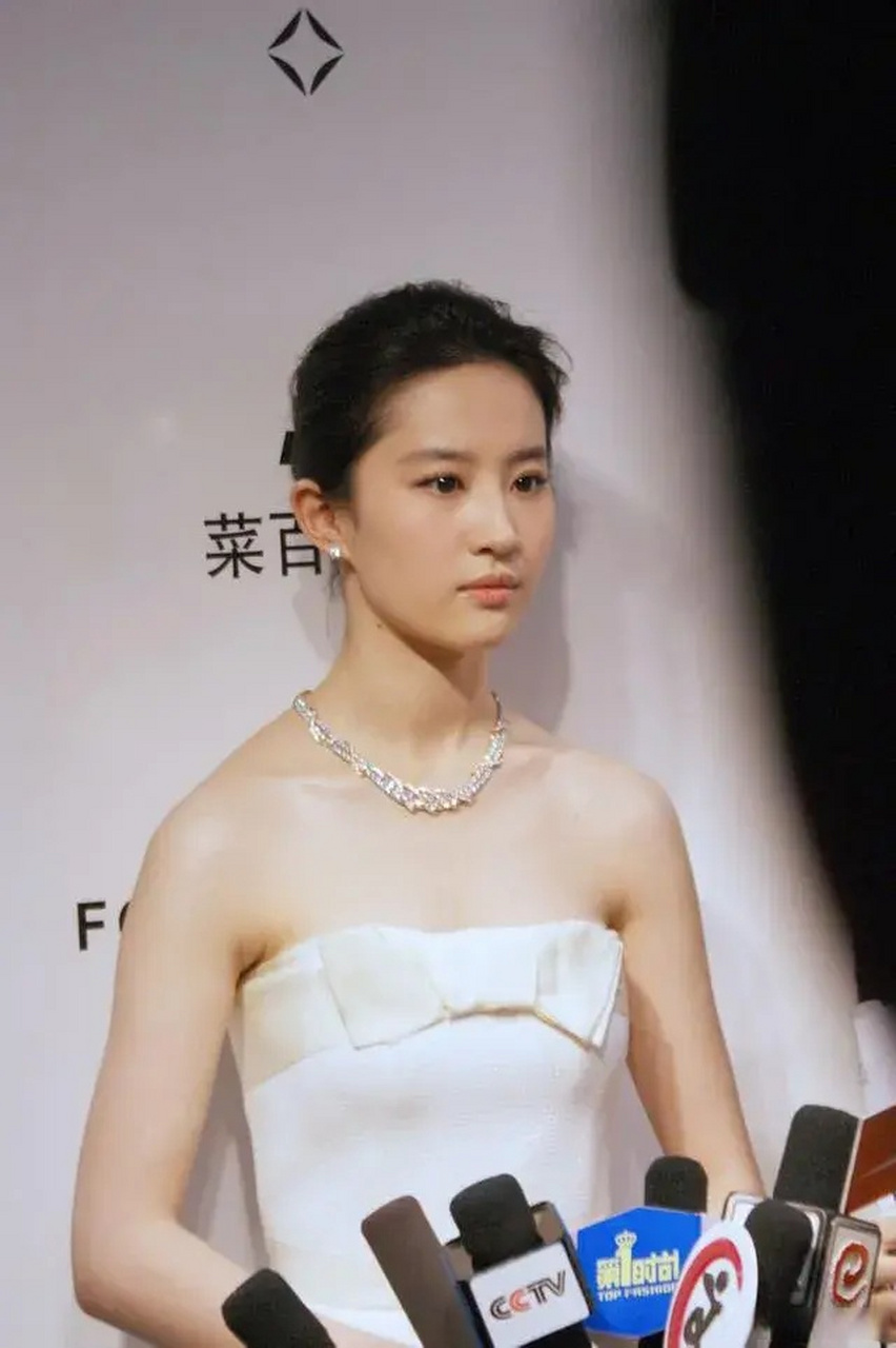 直角肩的刘亦菲vs溜肩的刘亦菲,你觉得哪个更好看?