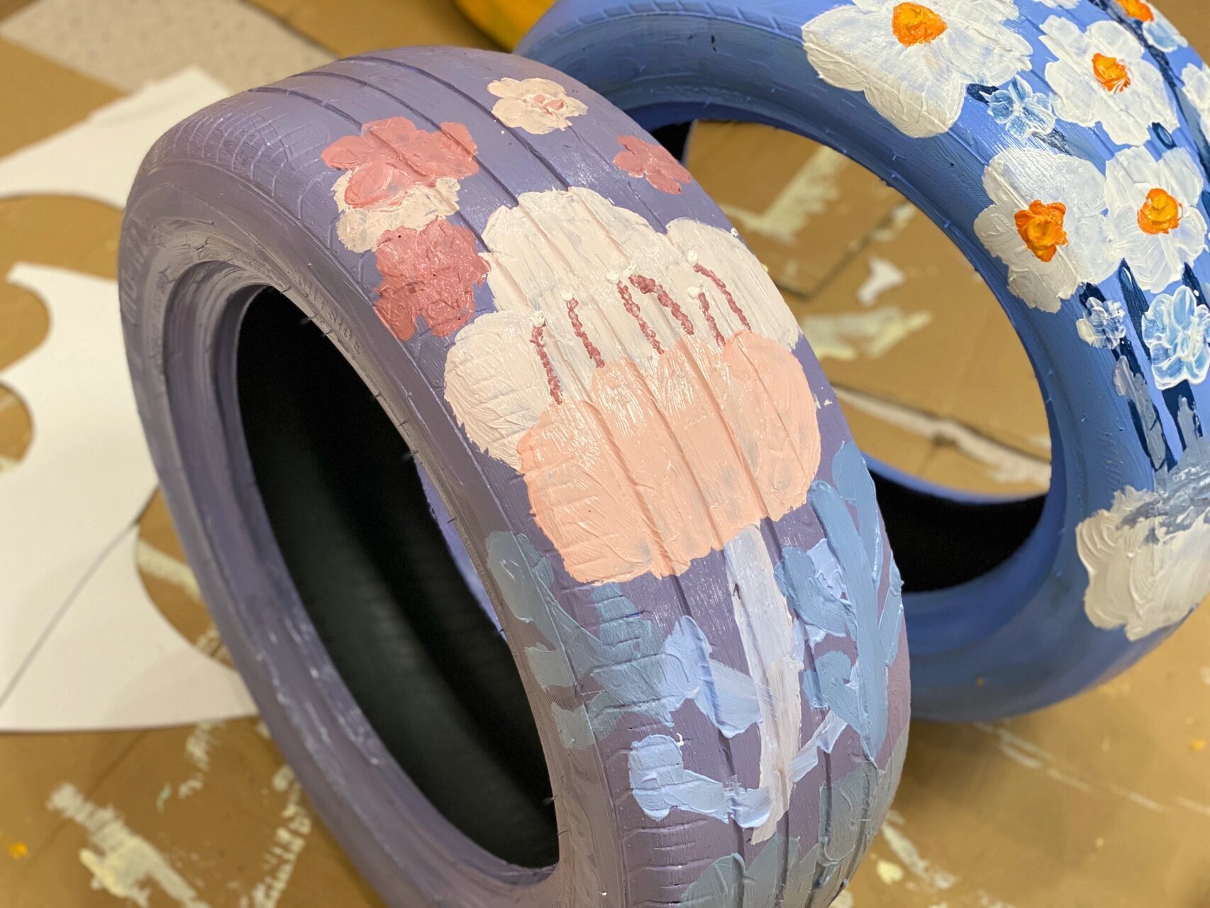 轮胎绘画 幼儿园环创 美工区 材料需要:丙烯颜料   刷子  轮胎 搜索