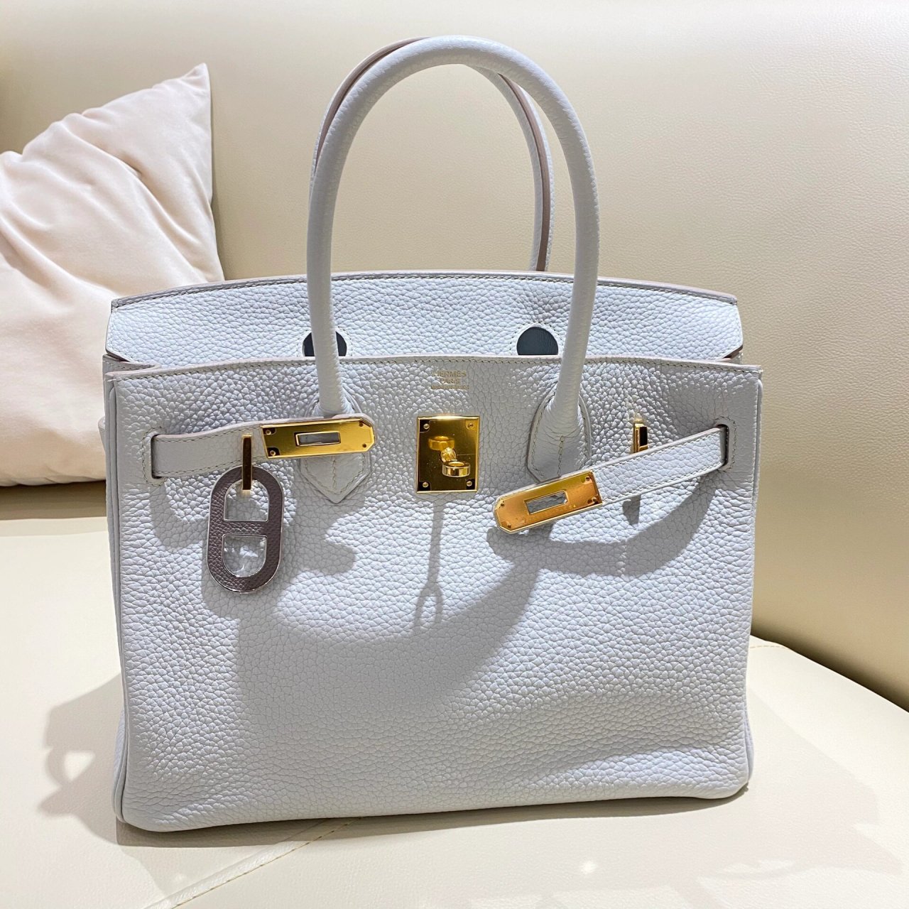 爱马仕猪鼻子胸针四种用法get 新款爱马仕猪鼻子胸针 一个黑色 一个