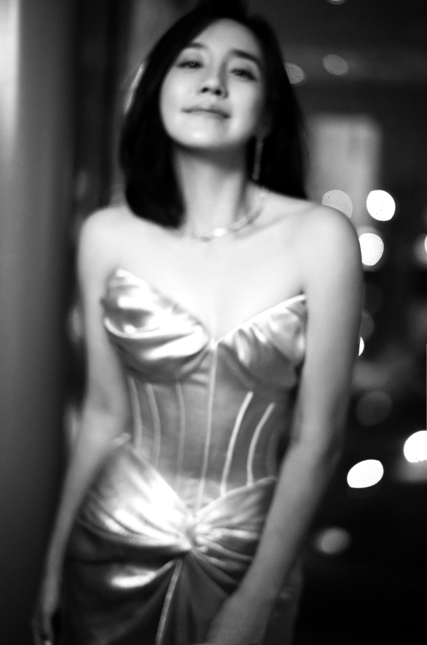 王智银色抹胸裙,极致氛围,优雅漫延