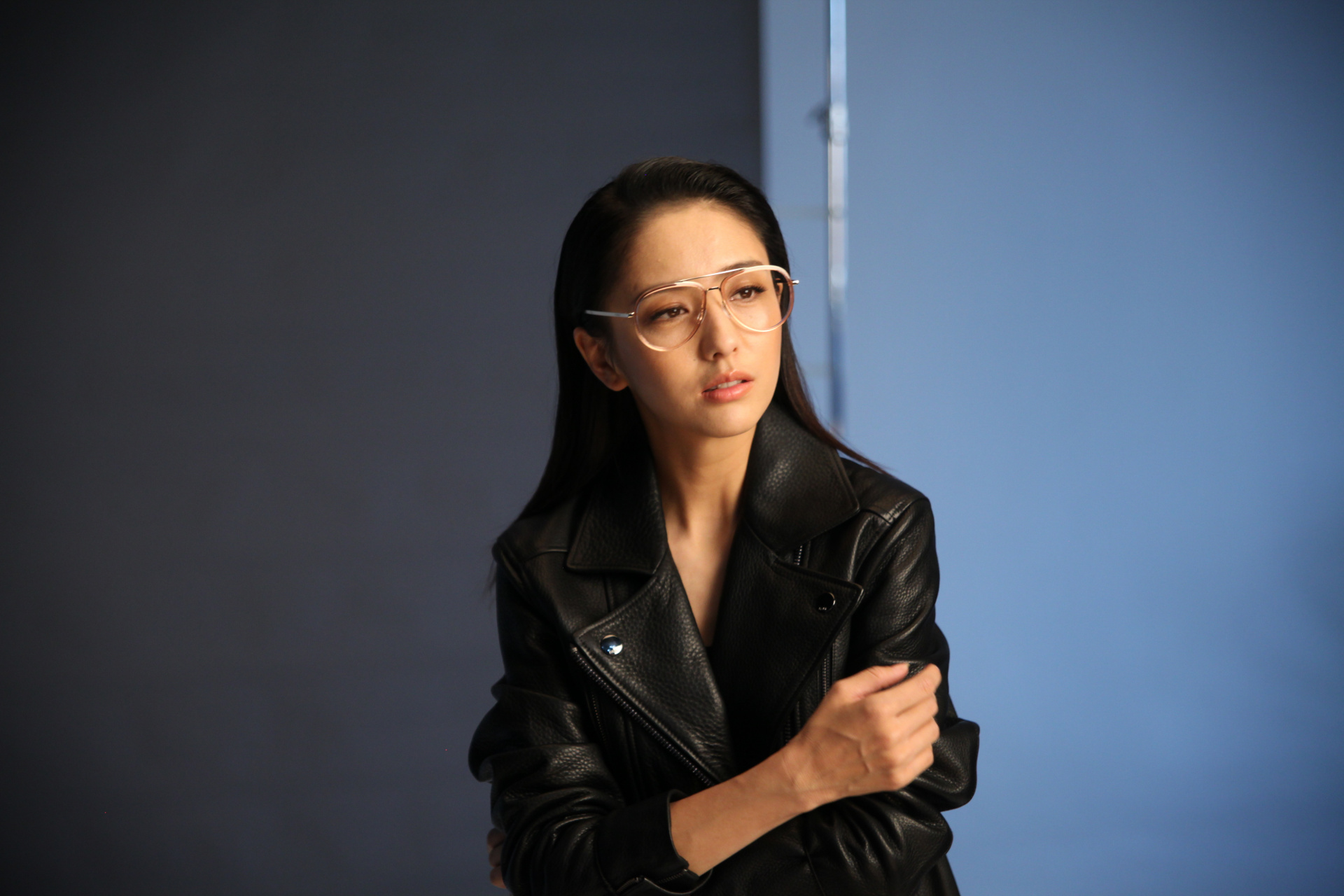 佟丽娅某眼镜品牌代言花絮照