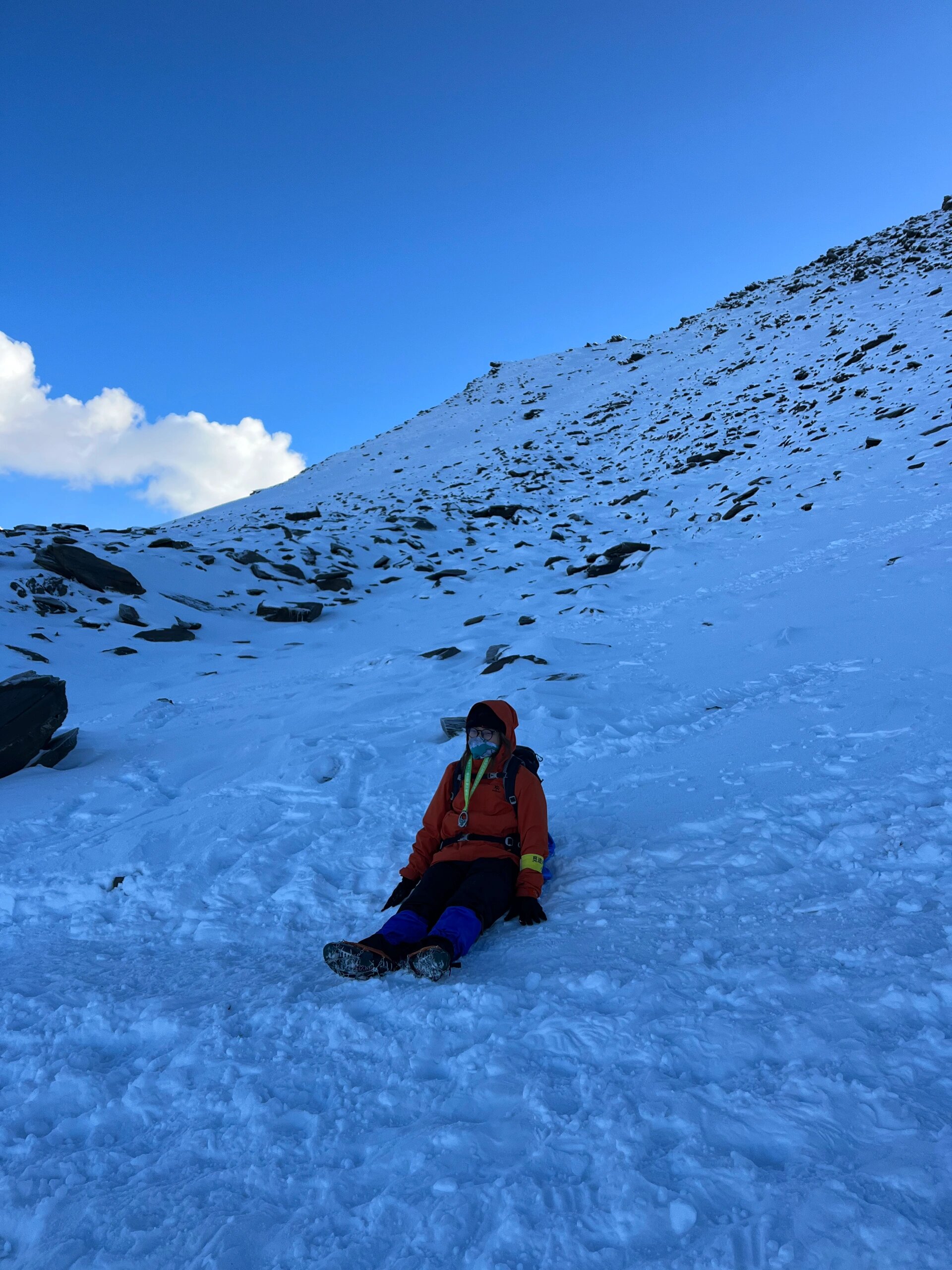 唯美躺在雪地里的照片图片