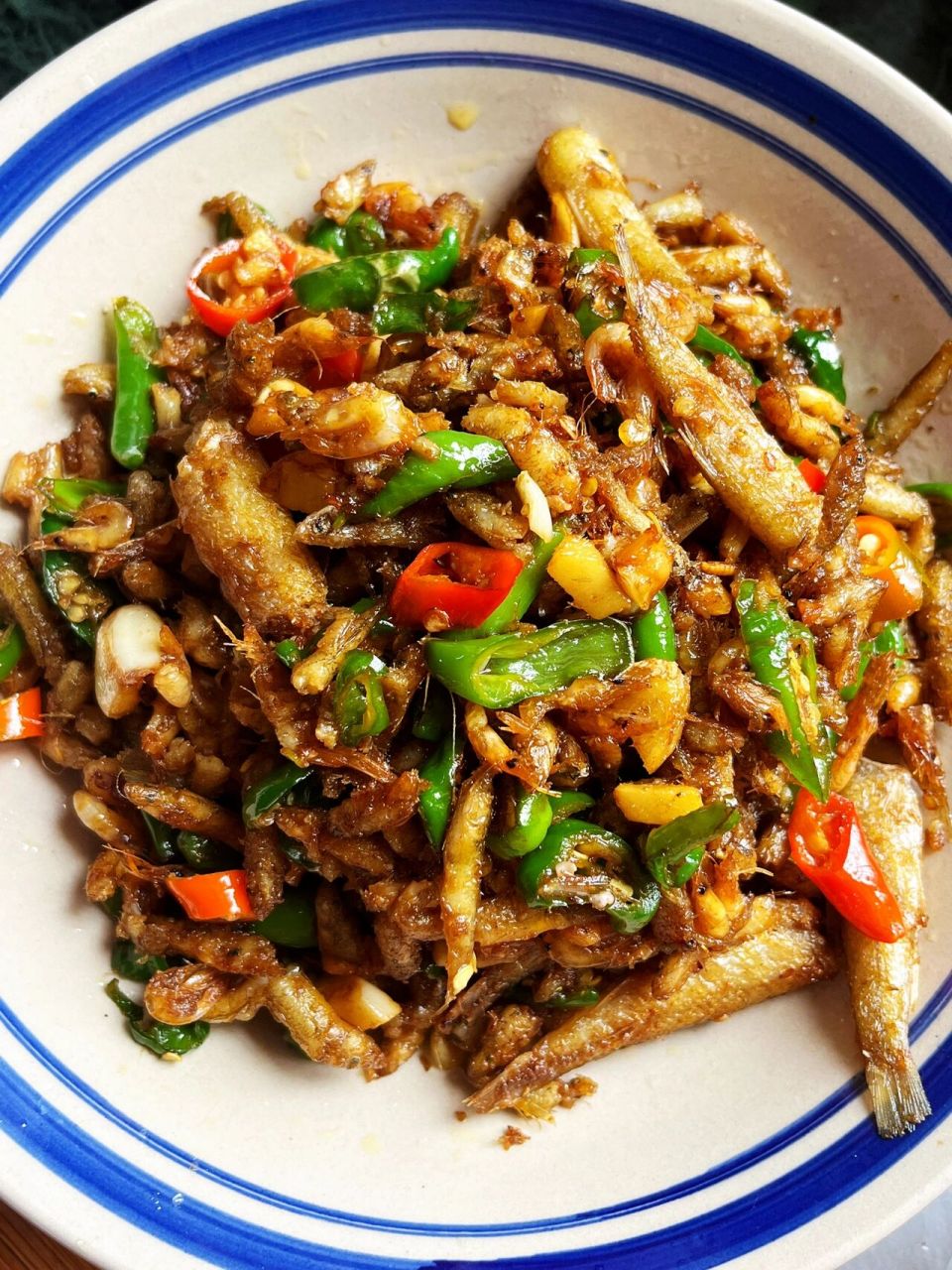 江西菜辣椒炒小鱼仔,香辣酥脆,做法简单 09所需食材:小鱼仔,生姜